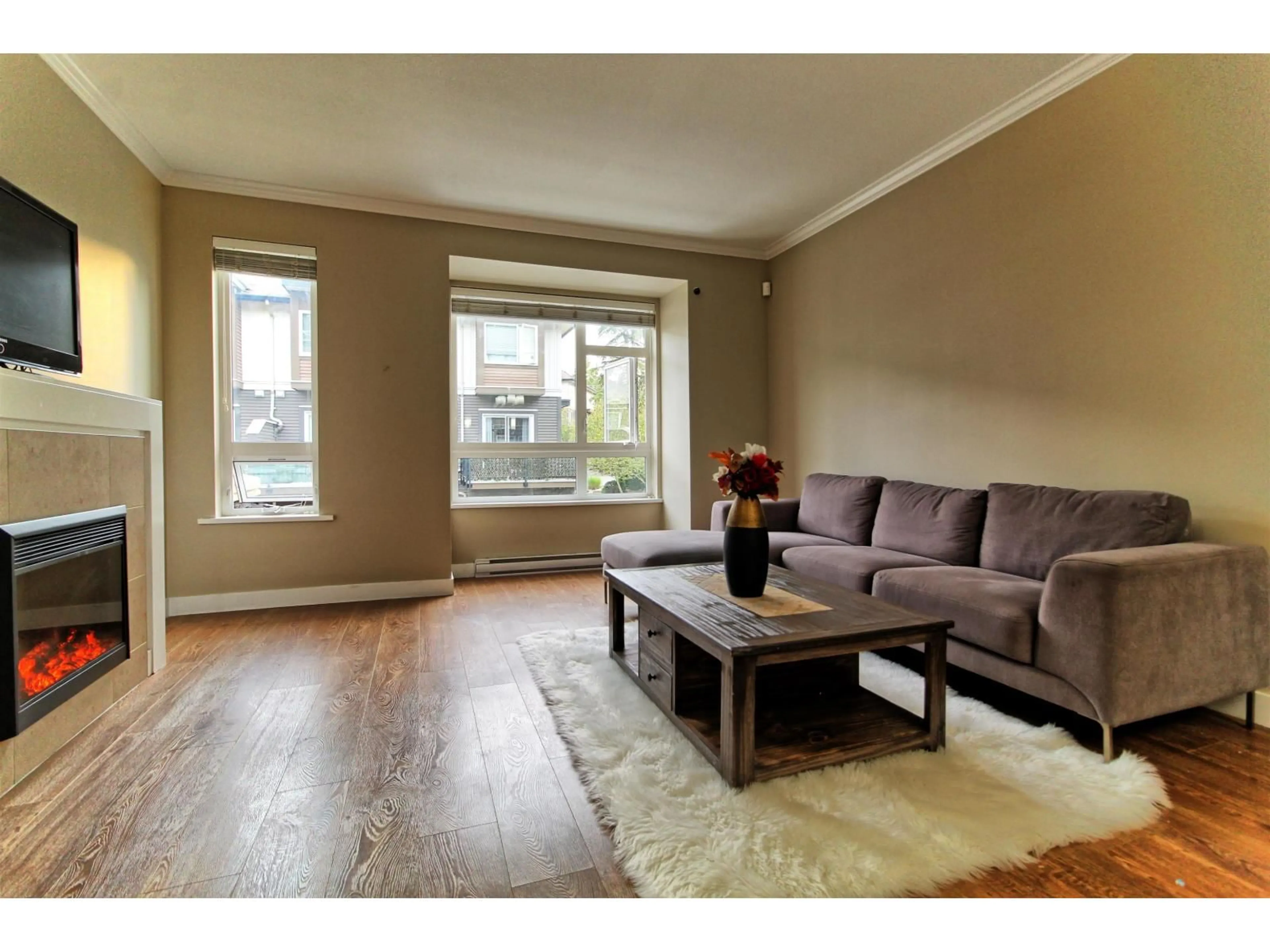 Living room with furniture, wood/laminate floor for 26 - 5888 144, Surrey British Columbia V3X0G8