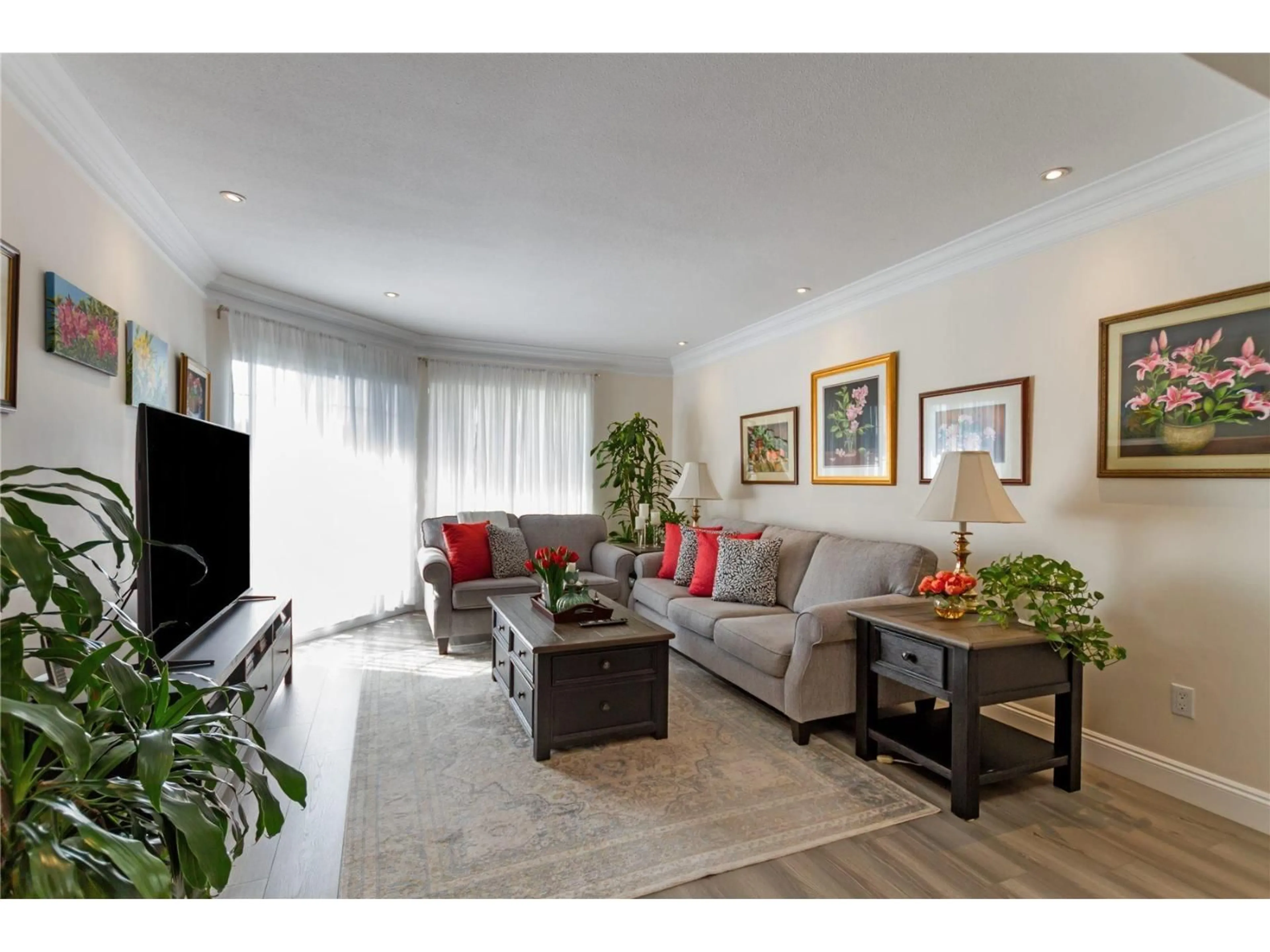 Living room with furniture, wood/laminate floor for 132 - 1450 MCCALLUM, Abbotsford British Columbia V2S8A5
