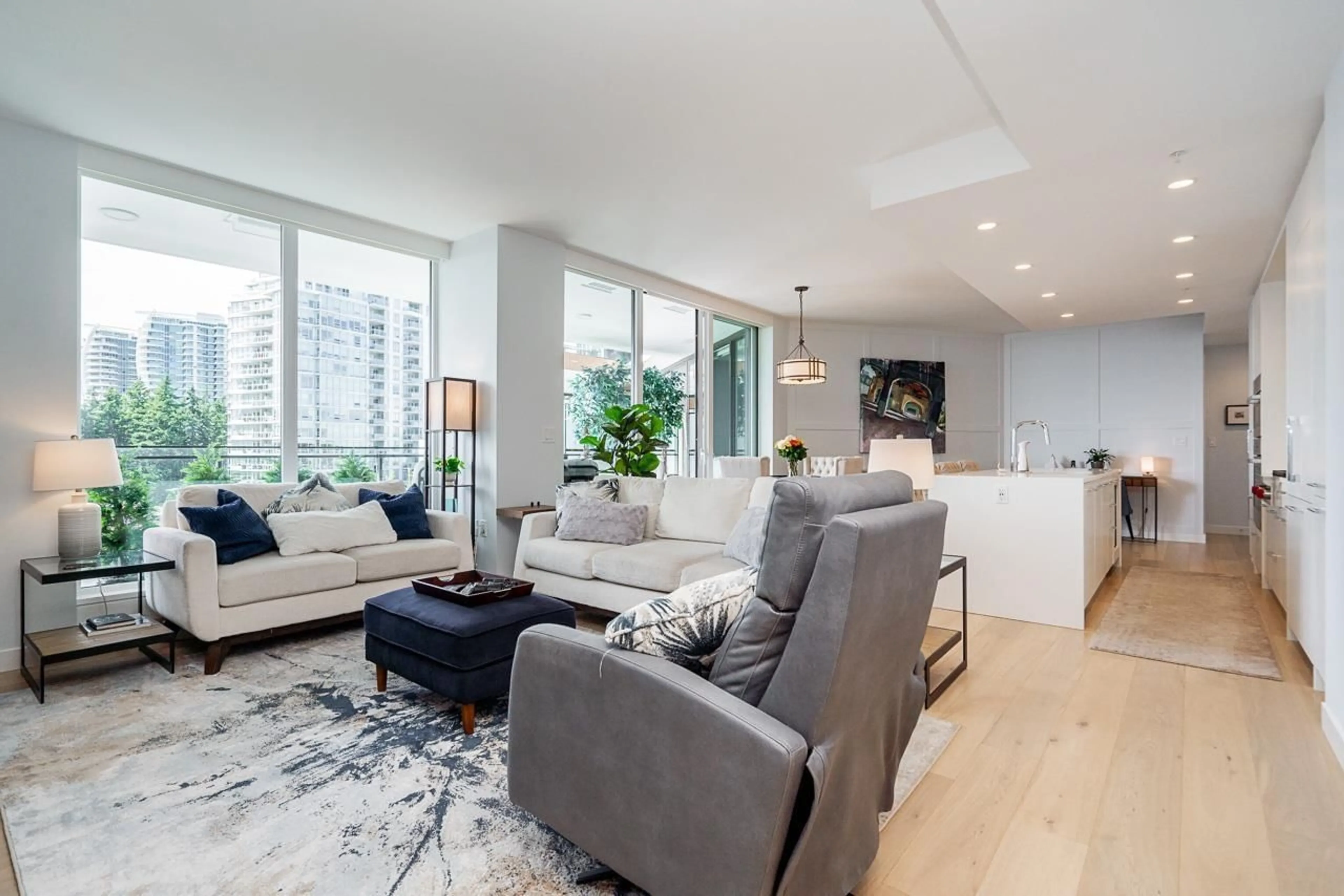 Living room with furniture, unknown for 707 - 1439 GEORGE, White Rock British Columbia V4B0B9