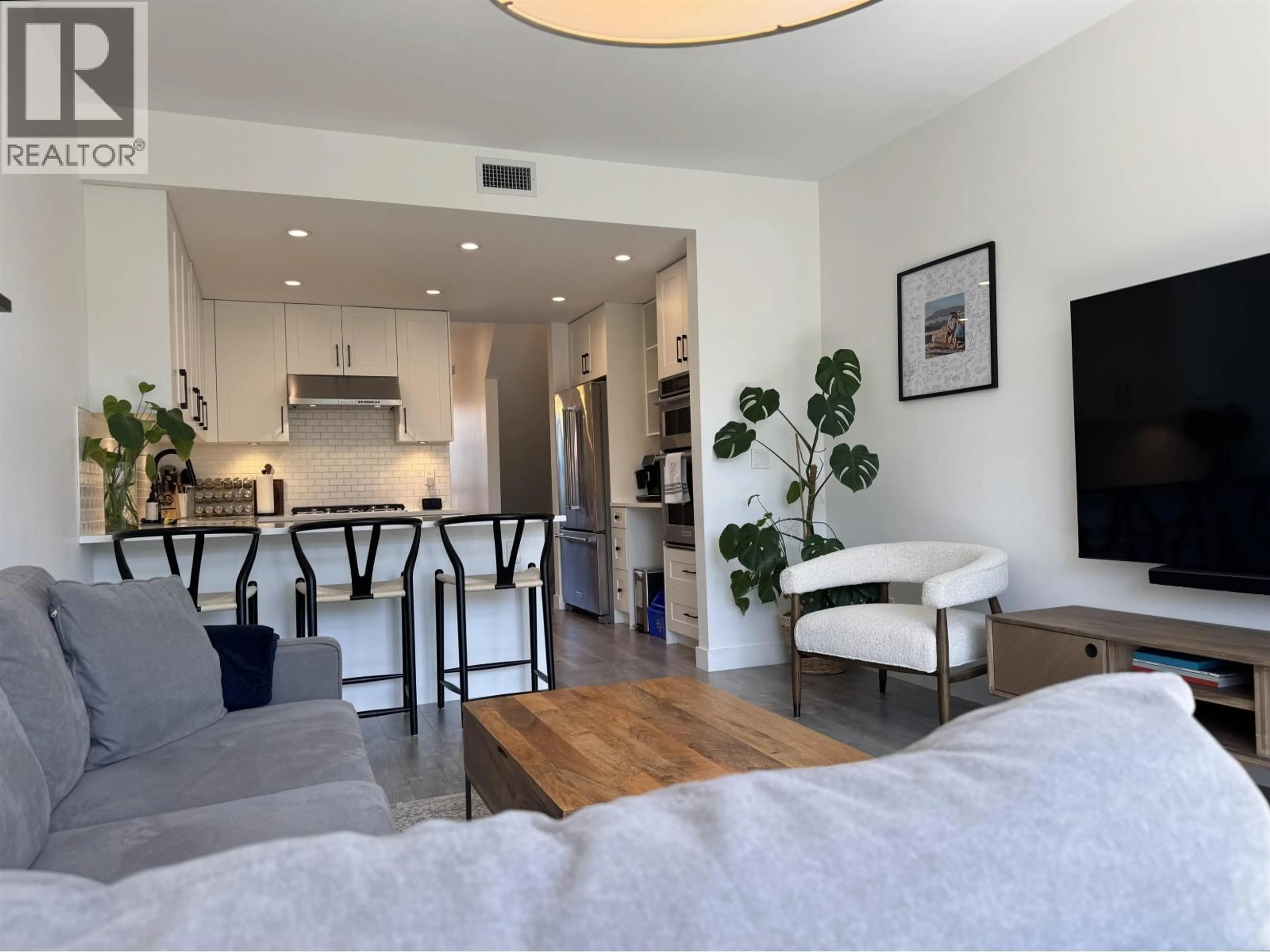 Living room with furniture, unknown for 3 - 3868 NORFOLK STREET, Burnaby British Columbia V5G1E5
