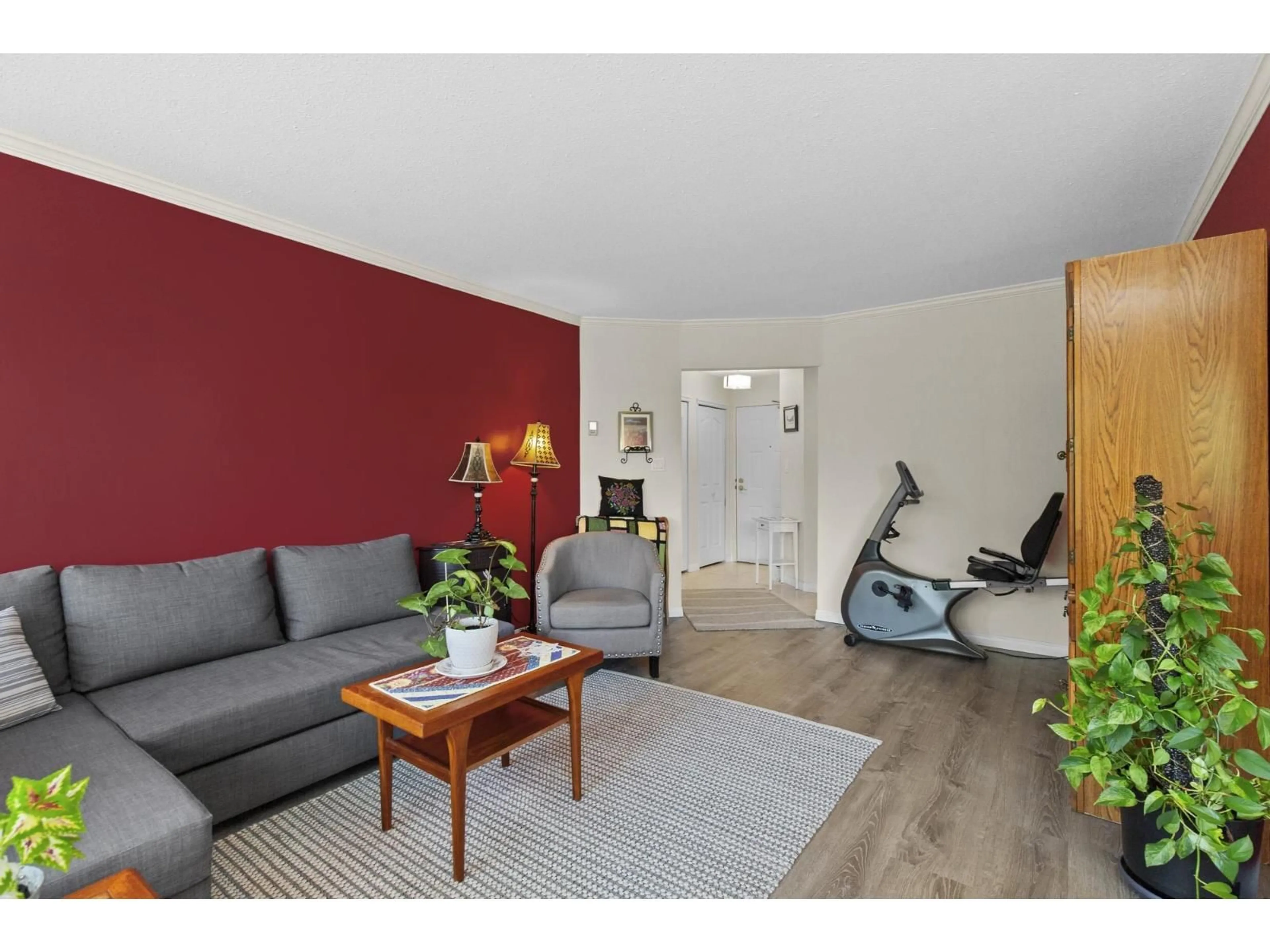 Living room with furniture, wood/laminate floor for 108 - 32145 OLD YALE, Abbotsford British Columbia V2T2C8