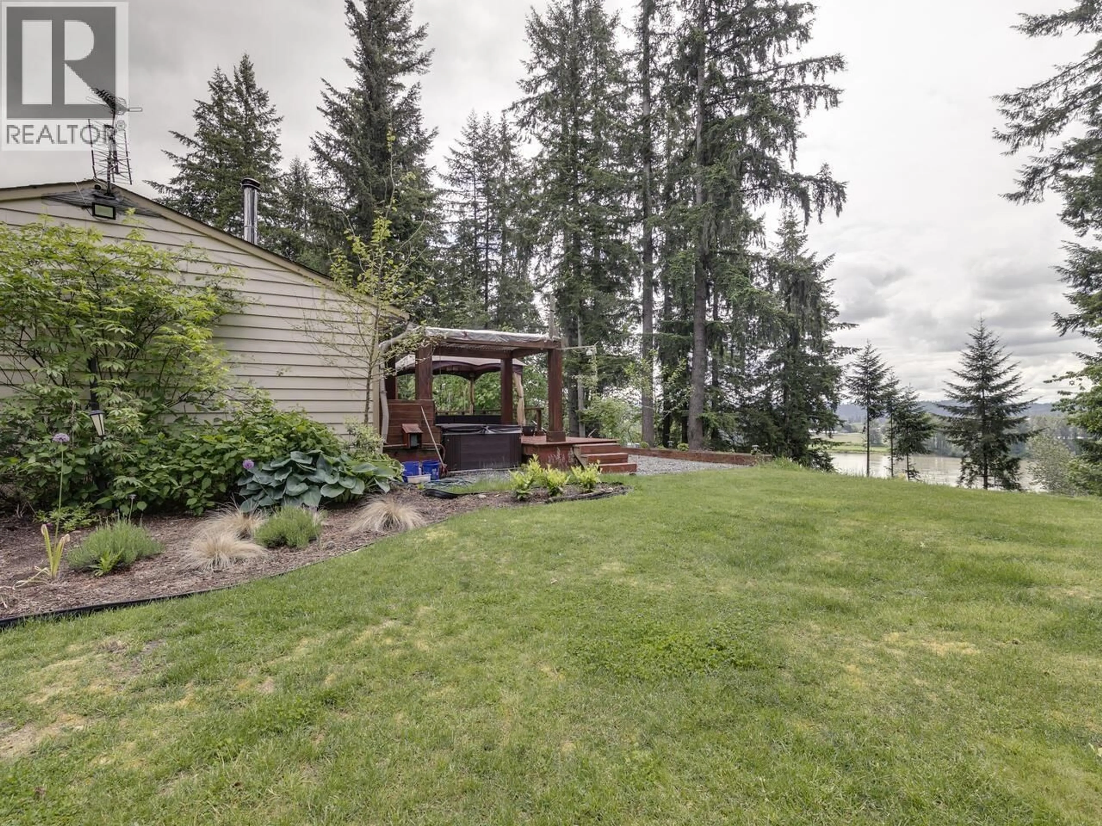 A pic from outside/outdoor area/front of a property/back of a property/a pic from drone, unknown for 26521 LOUGHEED HIGHWAY, Maple Ridge British Columbia V2W1K2