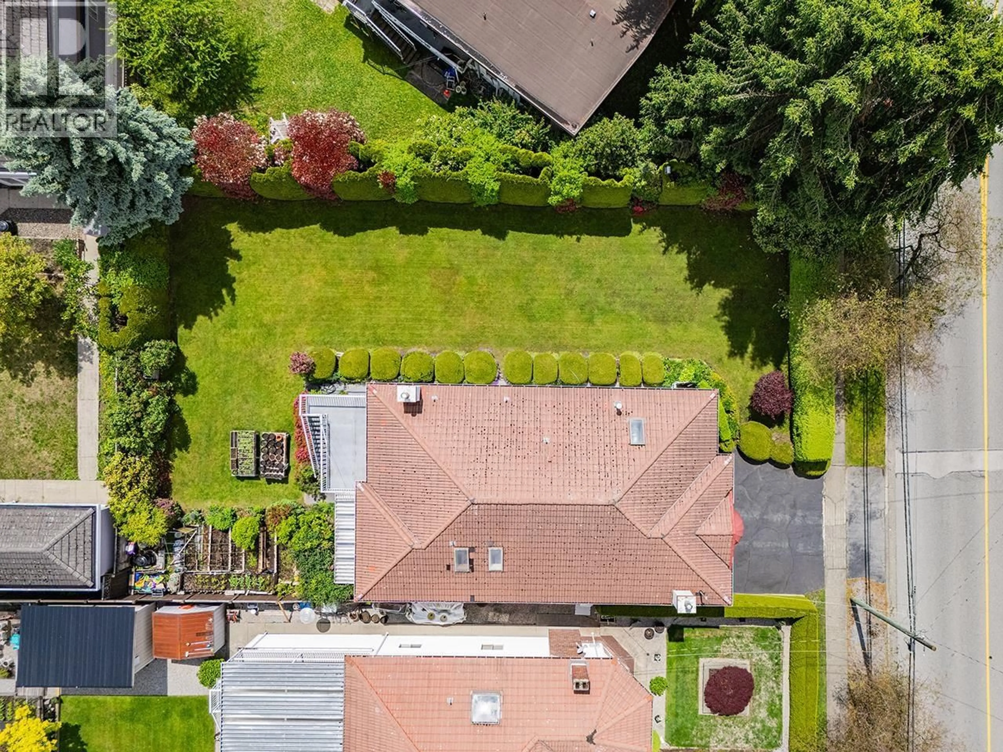 A pic from outside/outdoor area/front of a property/back of a property/a pic from drone, street for 7168 SUSSEX AVENUE, Burnaby British Columbia V5J3V3