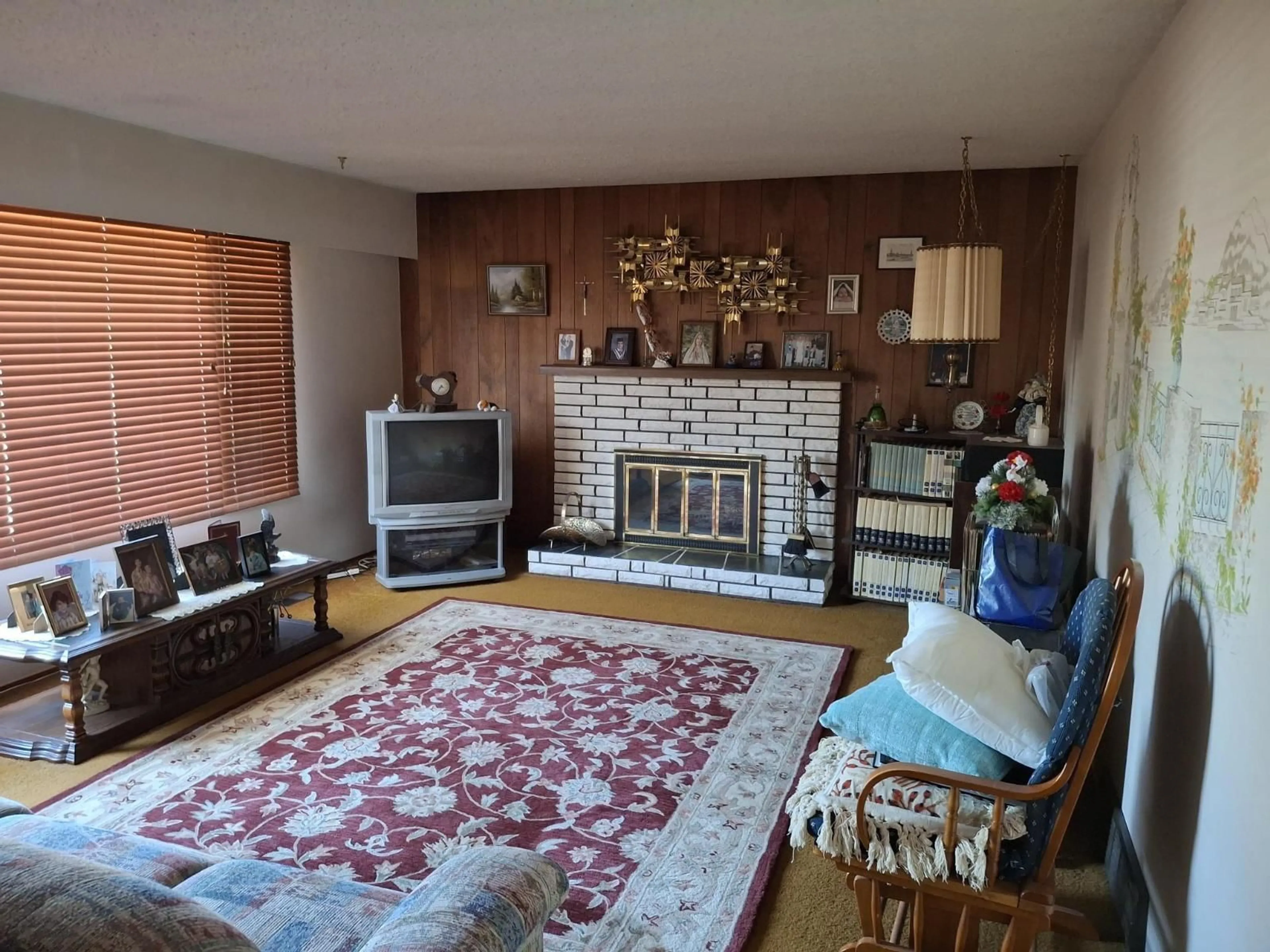 Living room with furniture, wood/laminate floor for 32678 BEVAN, Abbotsford British Columbia V2T1G6