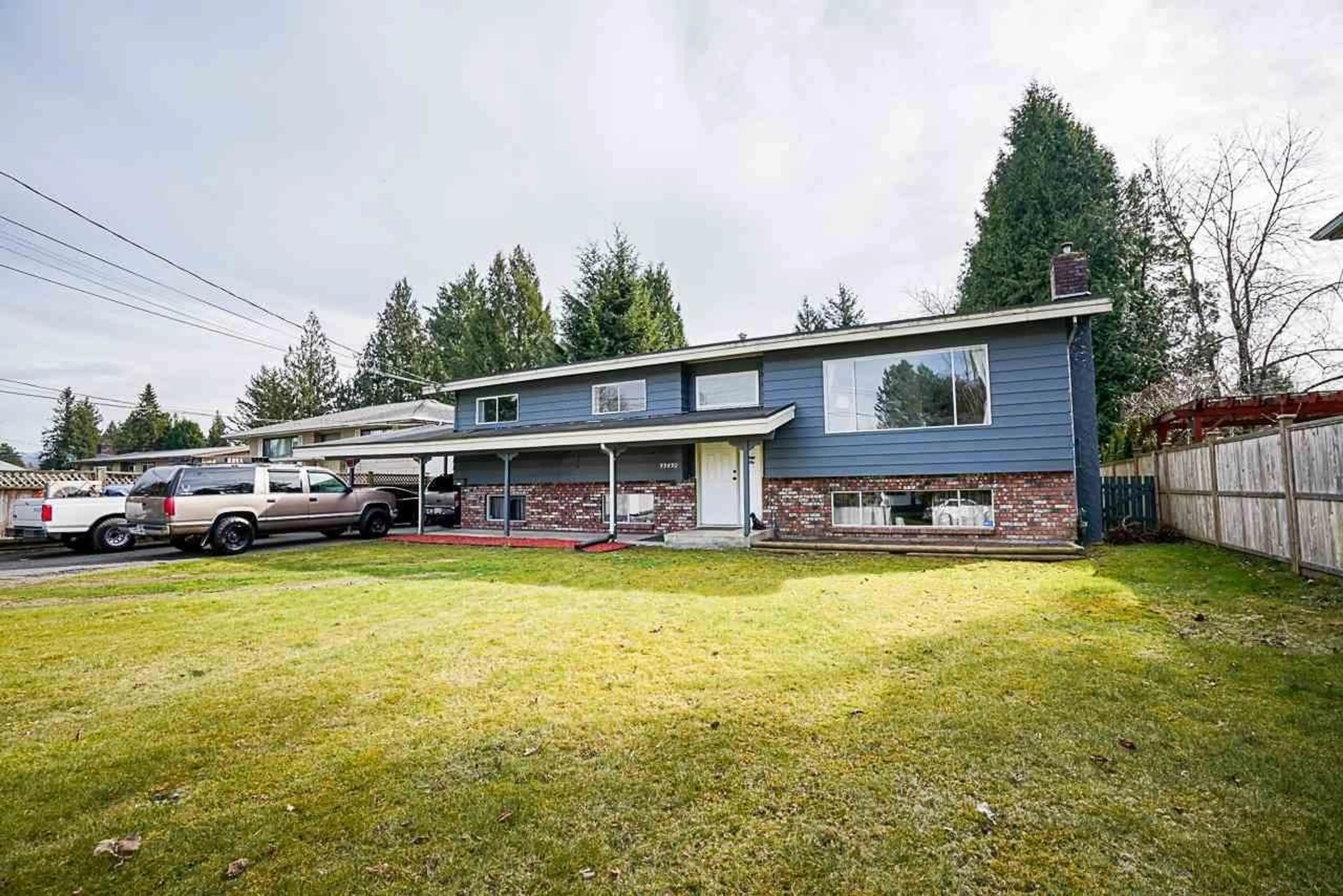A pic from outside/outdoor area/front of a property/back of a property/a pic from drone, unknown for 33430 HUGGINS, Abbotsford British Columbia V2S2R7