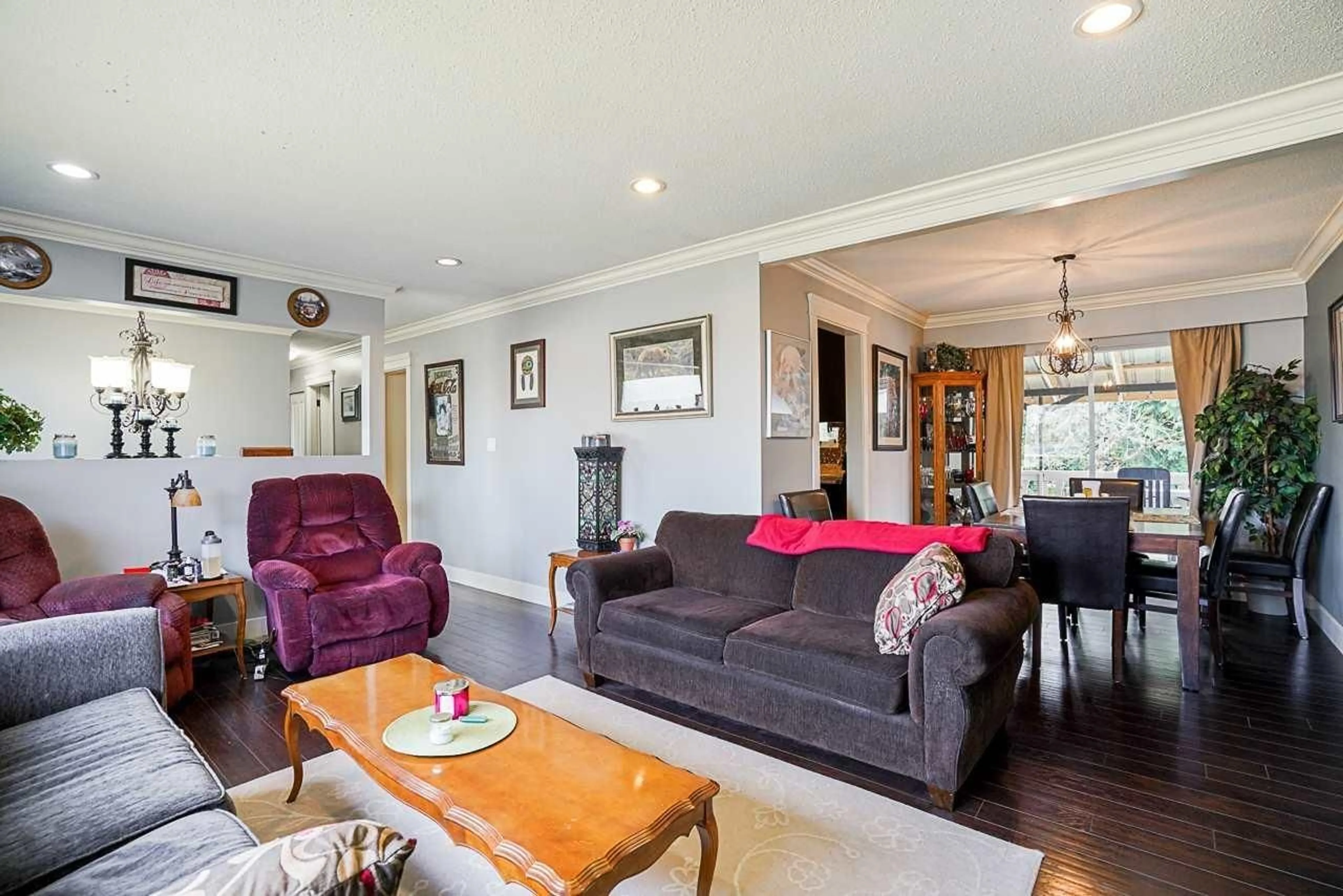 Living room with furniture, wood/laminate floor for 33430 HUGGINS, Abbotsford British Columbia V2S2R7