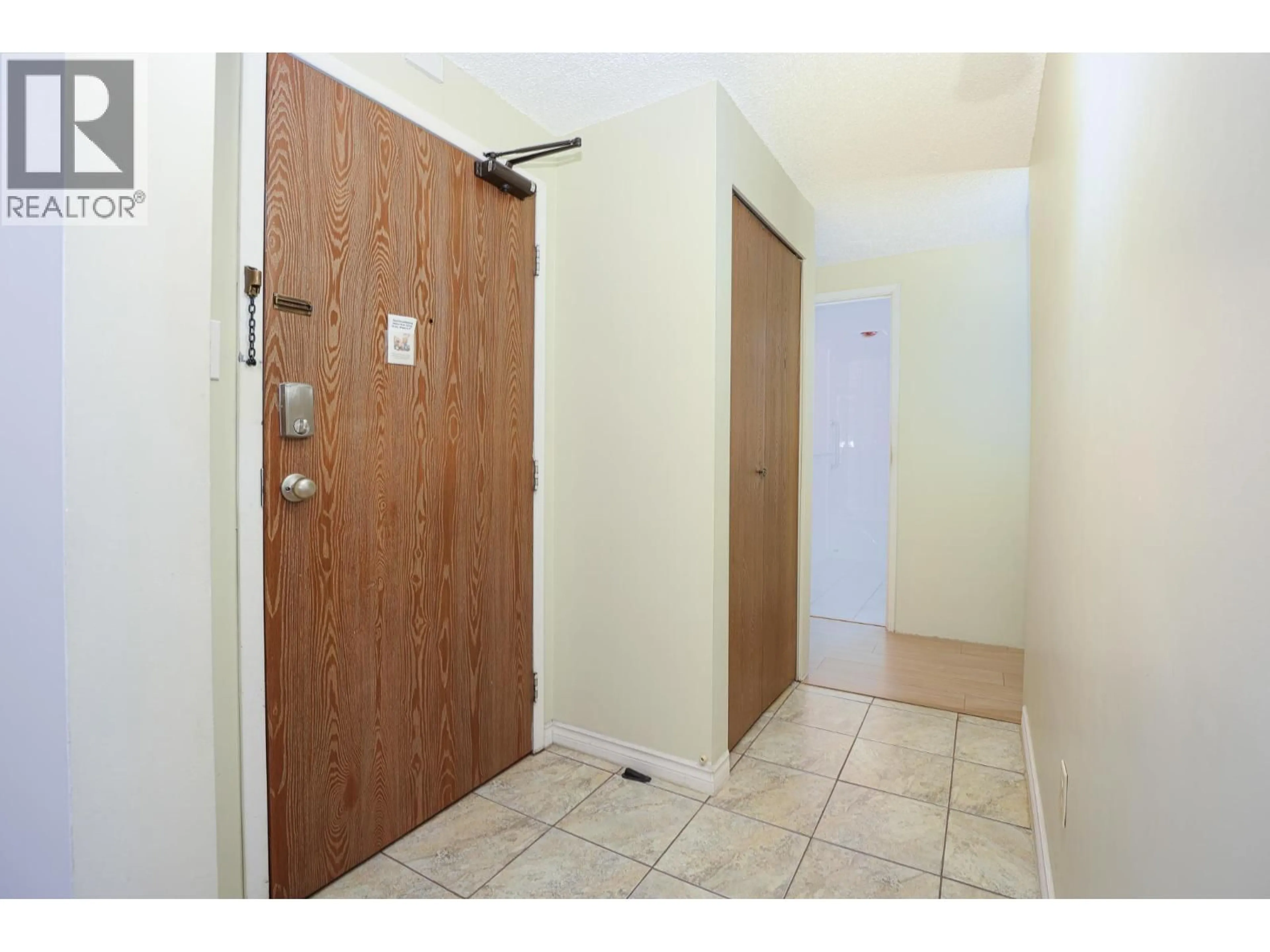 Indoor entryway for 302 - 4134 MAYWOOD STREET, Burnaby British Columbia V5H4C9