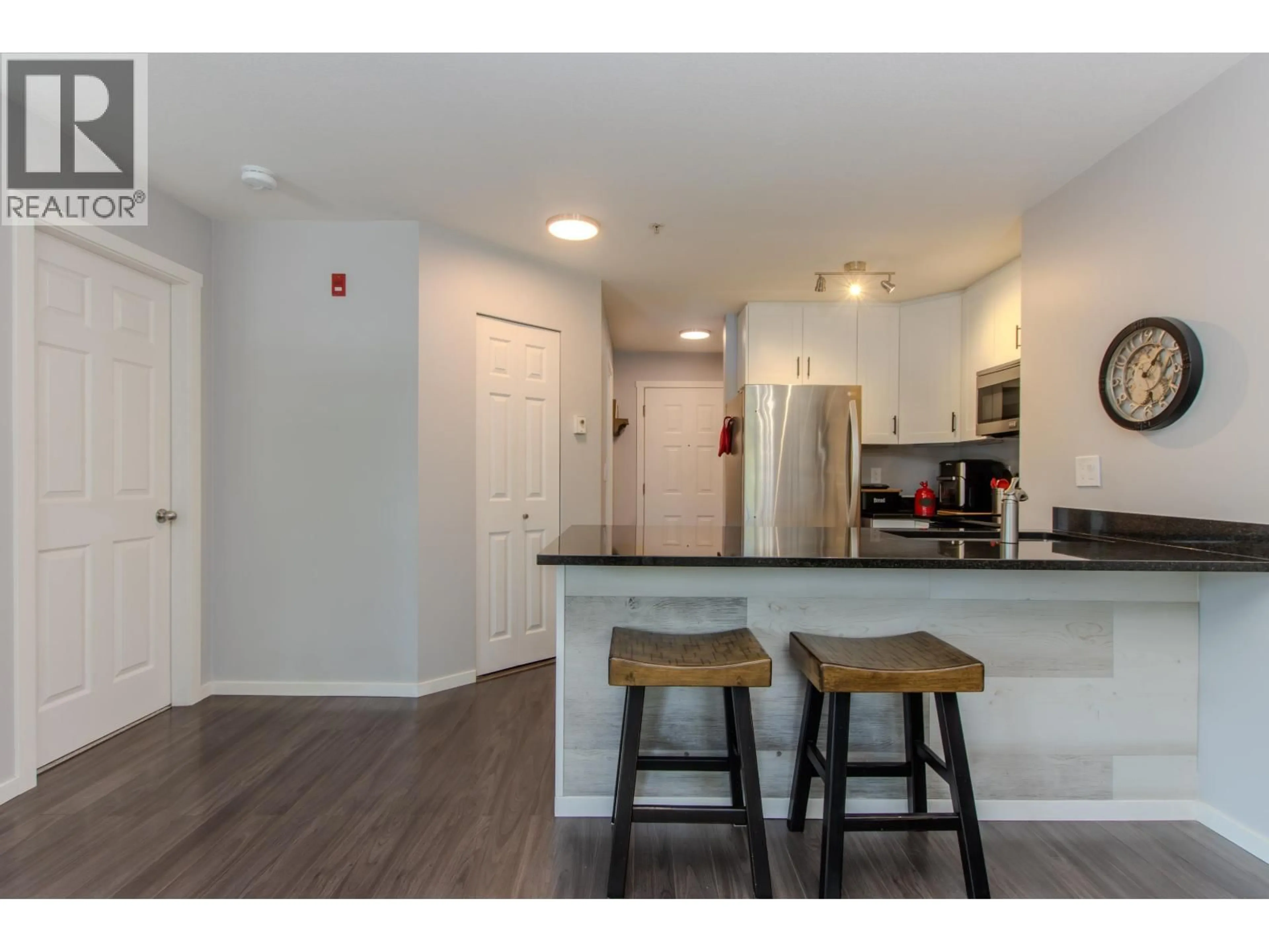 Open concept kitchen, wood/laminate floor for C211 - 40140 WILLOW CRESCENT, Squamish British Columbia V8B0M1