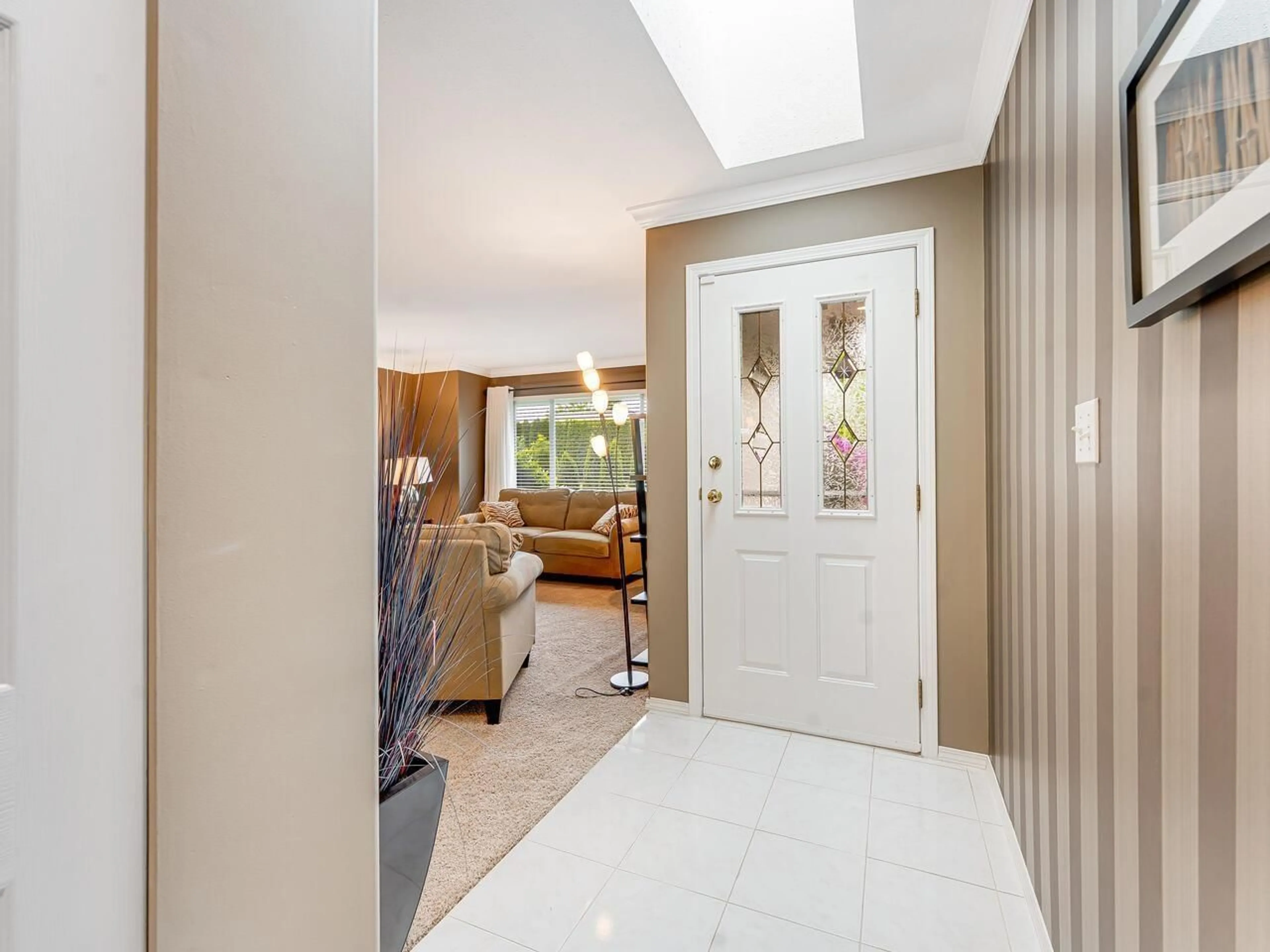 Indoor foyer for 18842 64, Surrey British Columbia V3S7T9