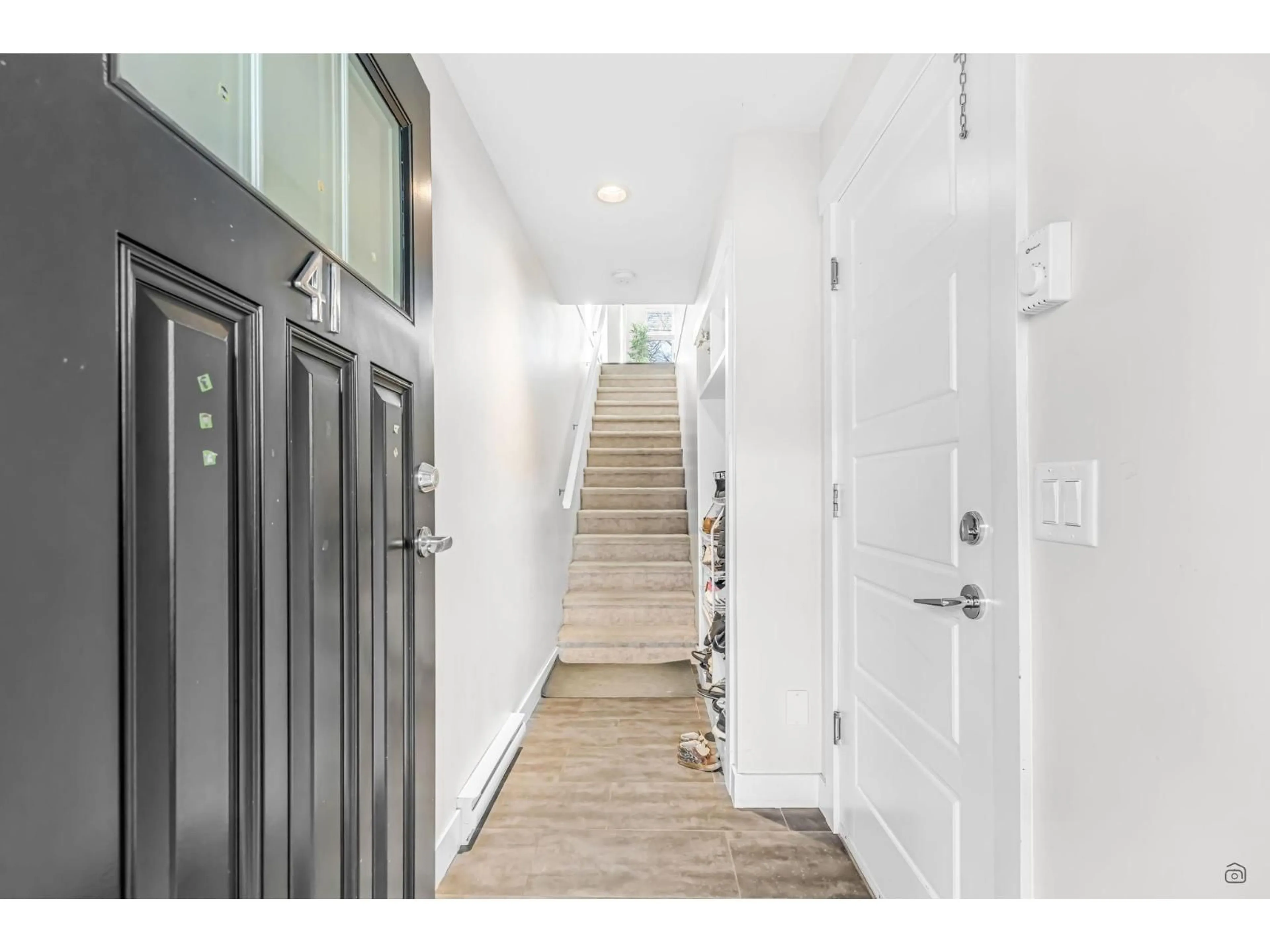 Indoor entryway for 41 - 13864 HYLAND, Surrey British Columbia V3W2C3