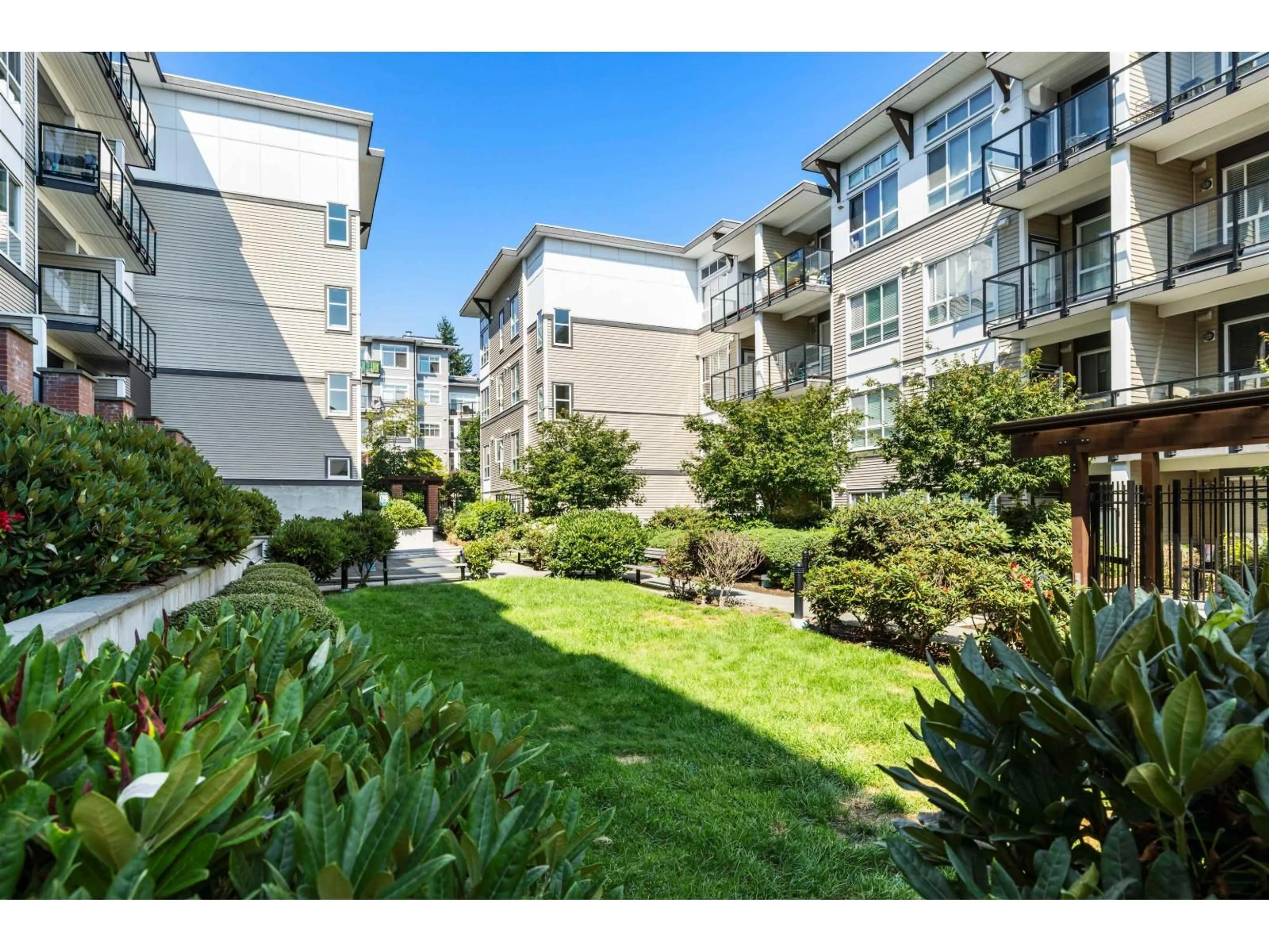 Patio, unknown for 415 - 6438 195A, Surrey British Columbia V4N6R5
