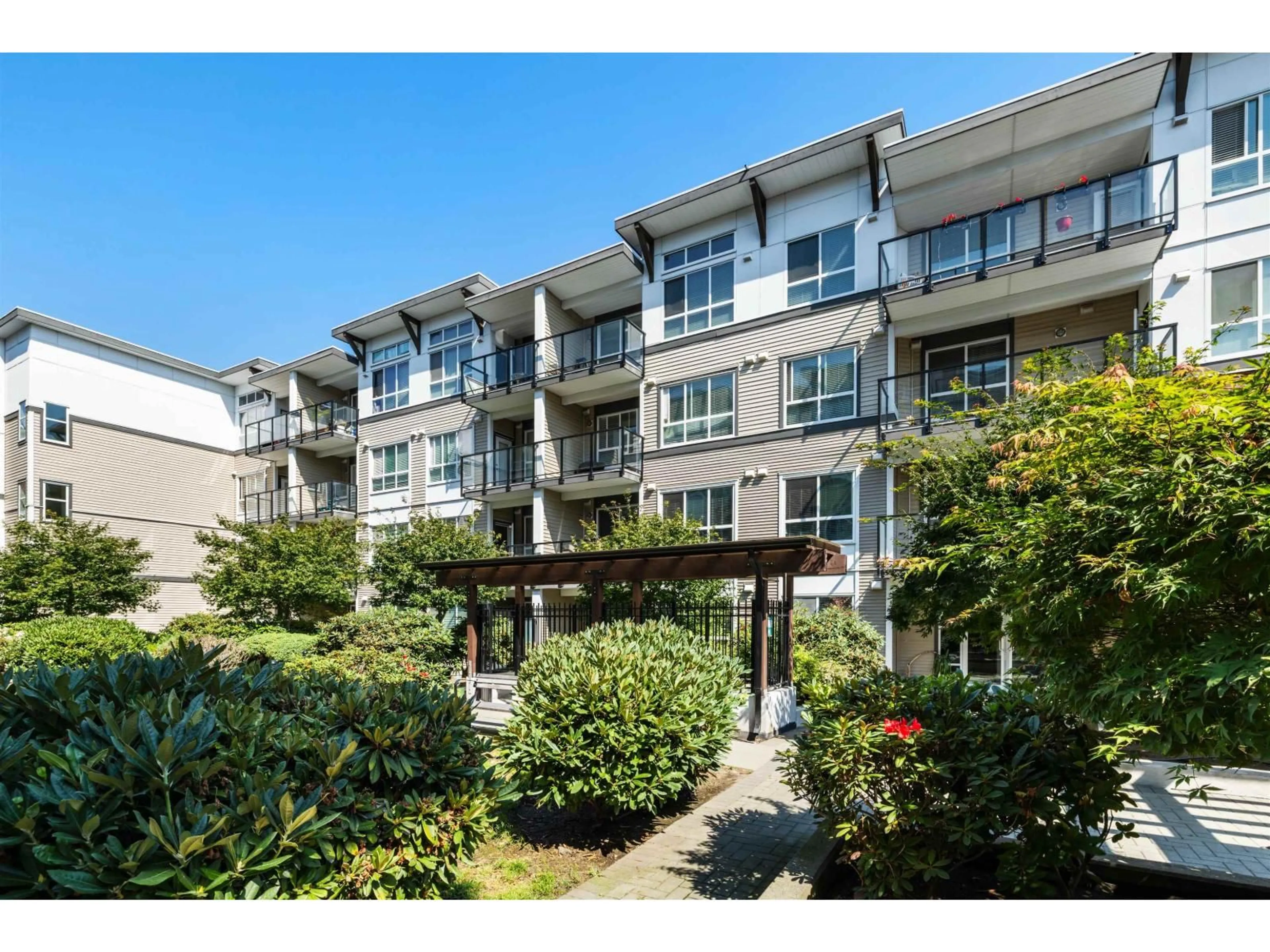 Patio, unknown for 415 - 6438 195A, Surrey British Columbia V4N6R5