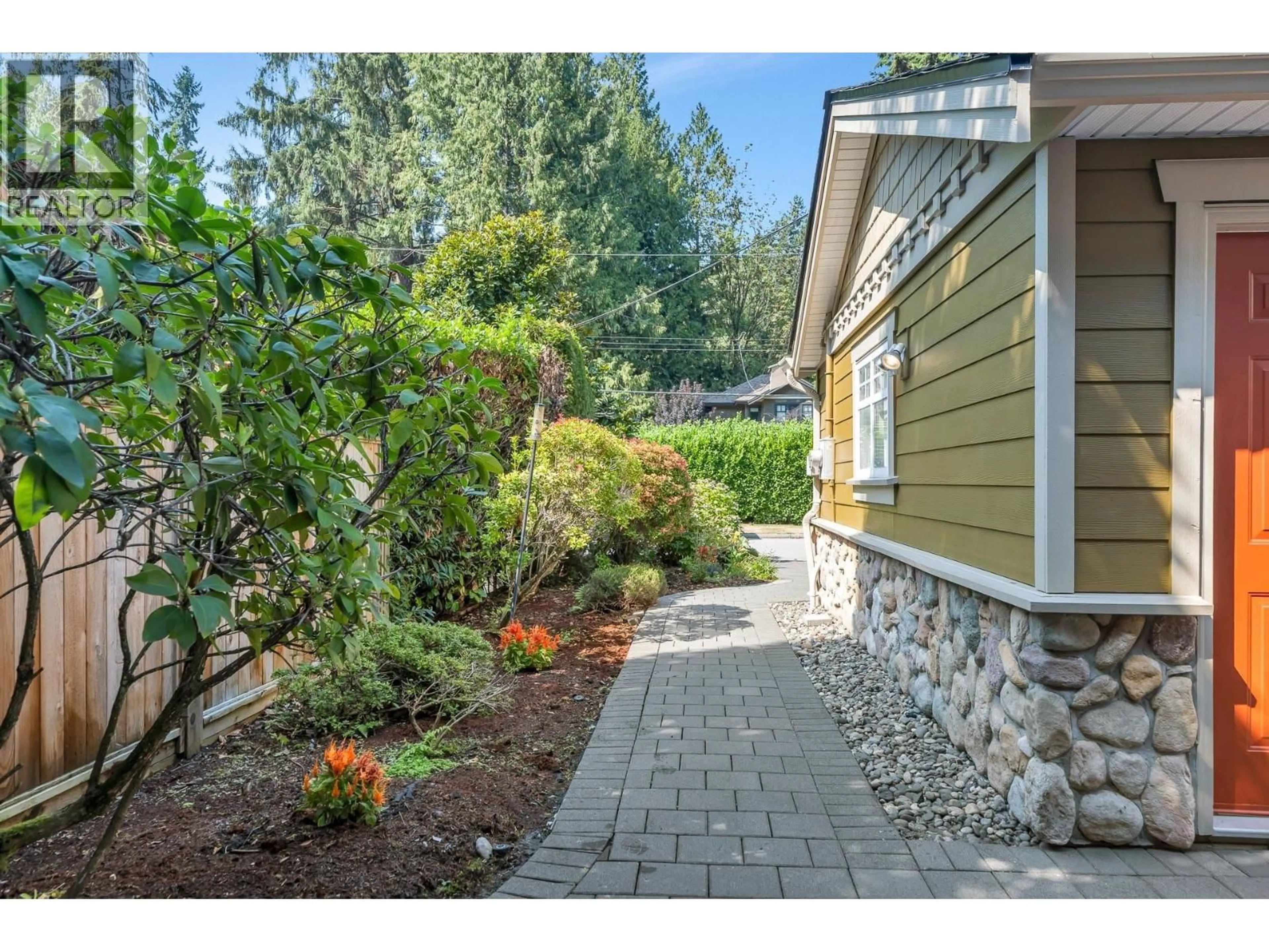 Home with vinyl exterior material, street for 950 SEYMOUR BOULEVARD, North Vancouver British Columbia V7J2J8