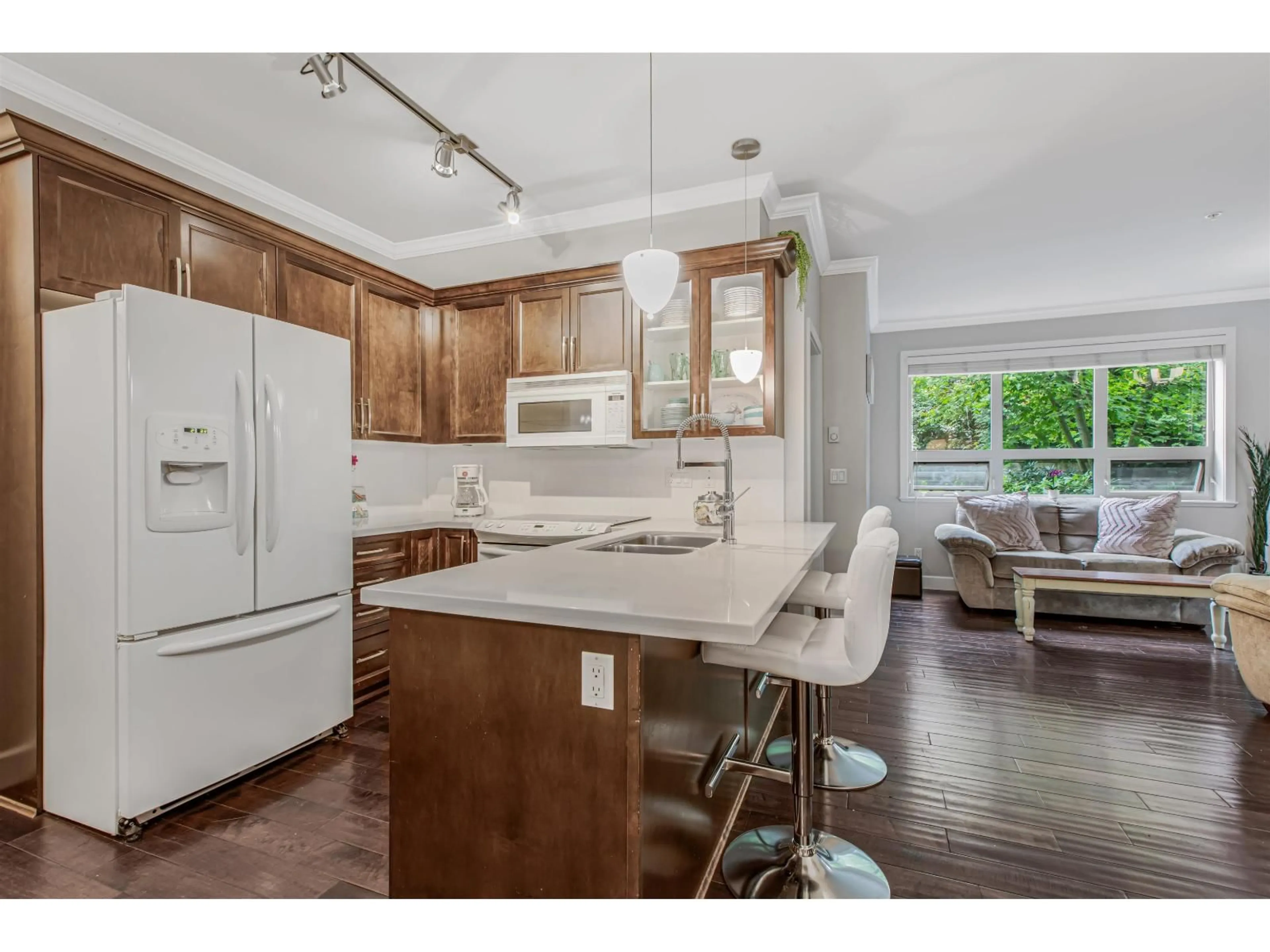 Open concept kitchen, unknown for 105 - 15268 18, Surrey British Columbia V4A1W8