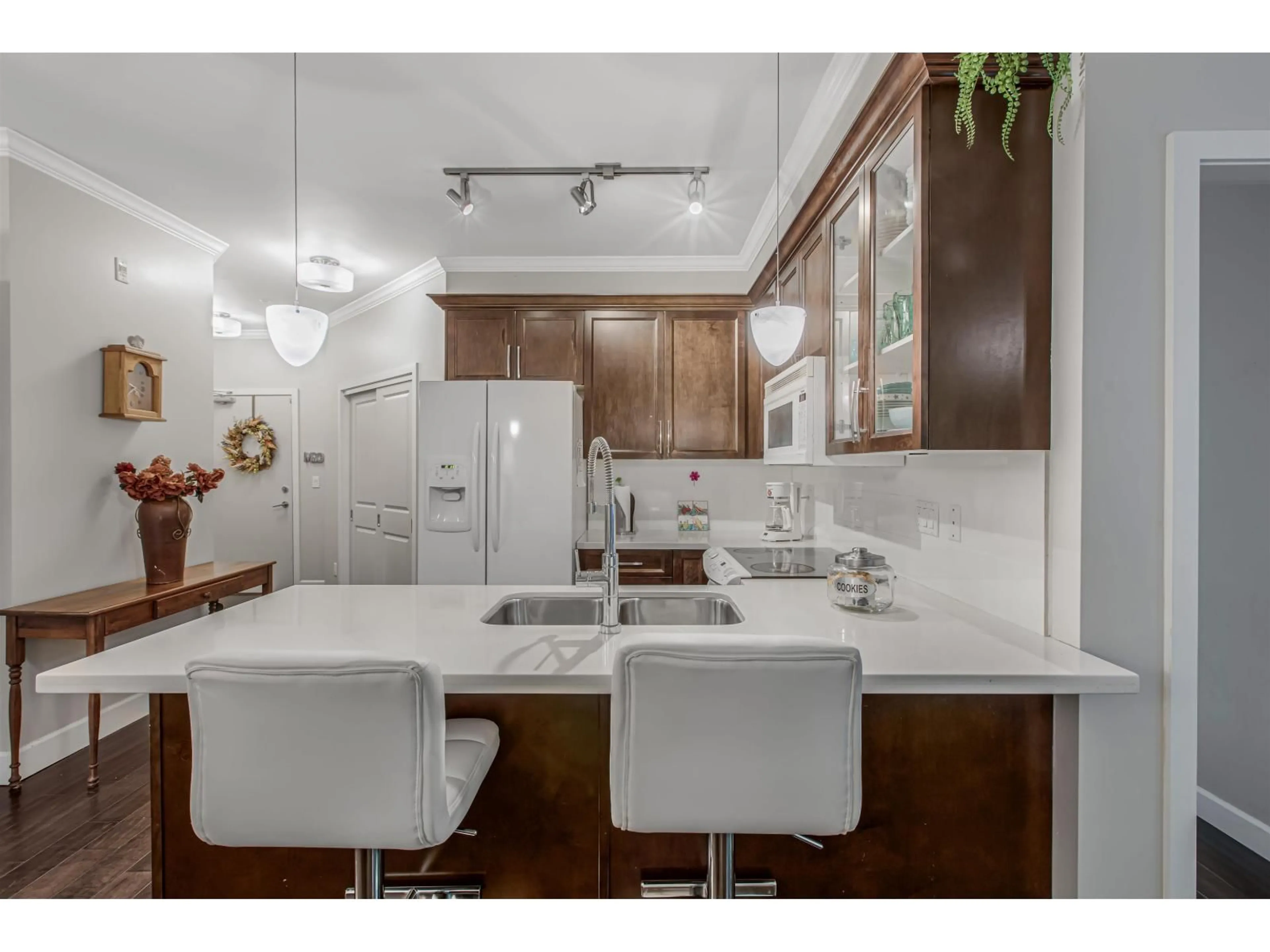 Open concept kitchen, unknown for 105 - 15268 18, Surrey British Columbia V4A1W8
