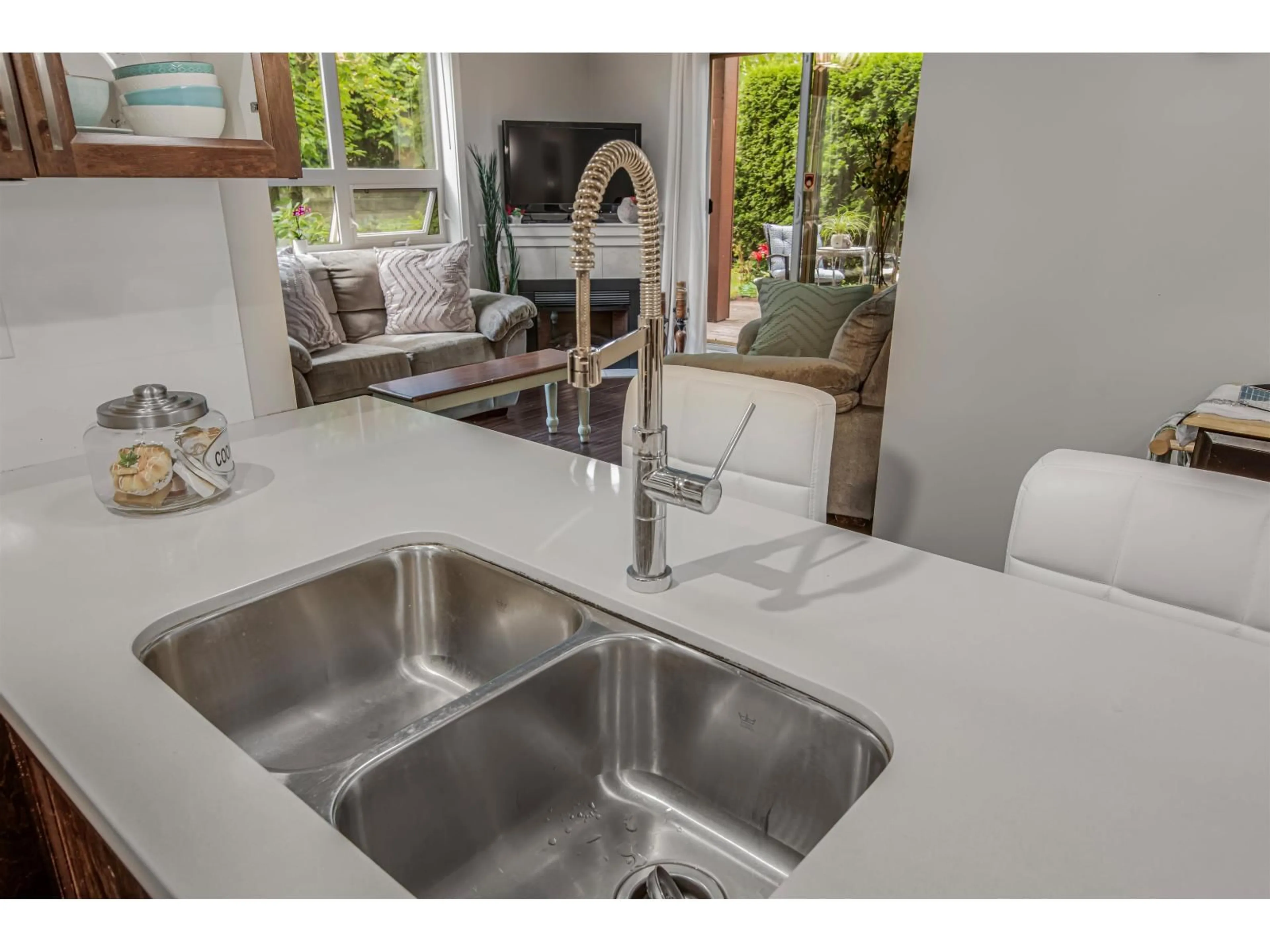 Open concept kitchen, ceramic/tile floor for 105 - 15268 18 AVENUE, Surrey British Columbia V4A1W8