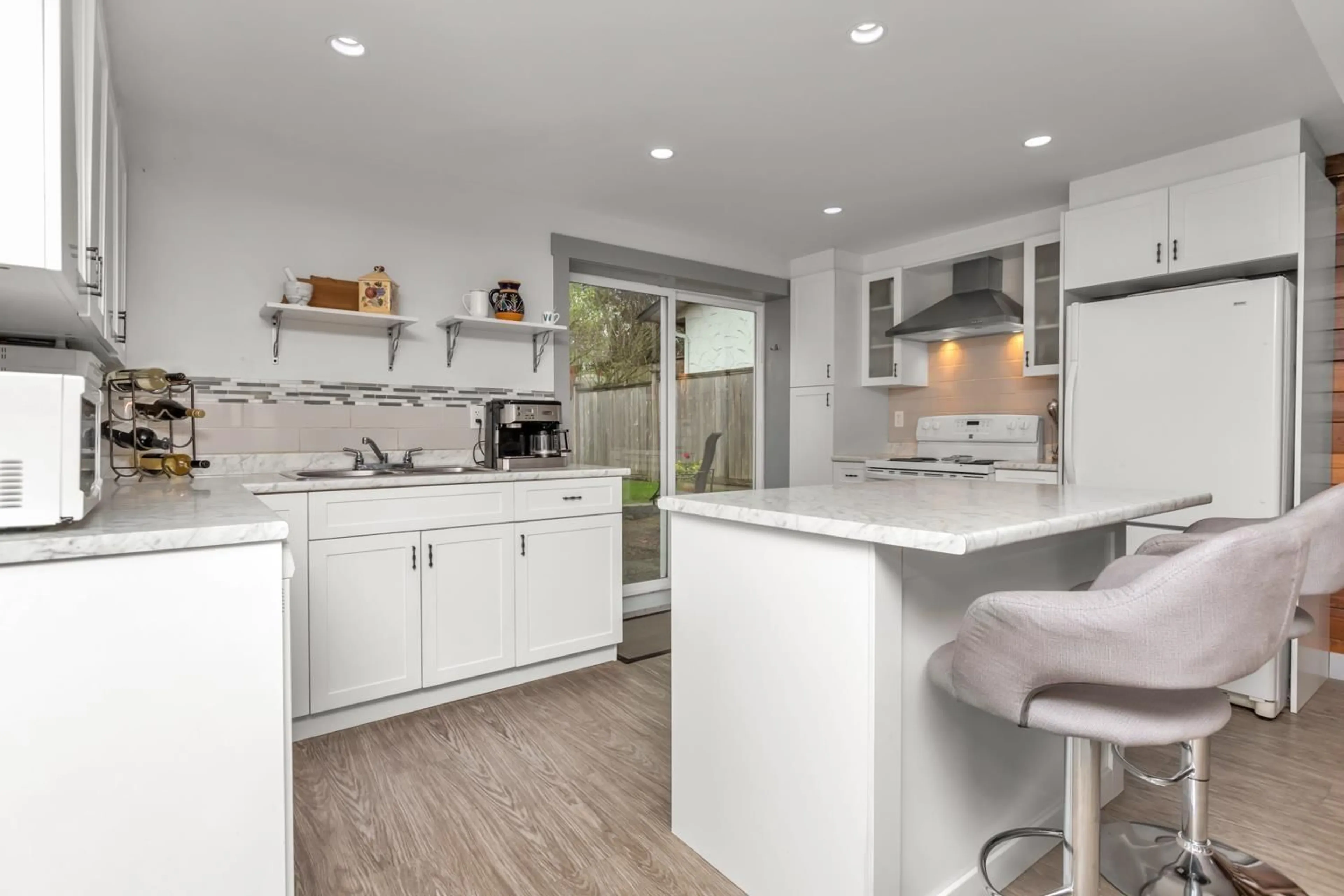 Open concept kitchen, unknown for 4650 203A, Langley British Columbia V3A5K1