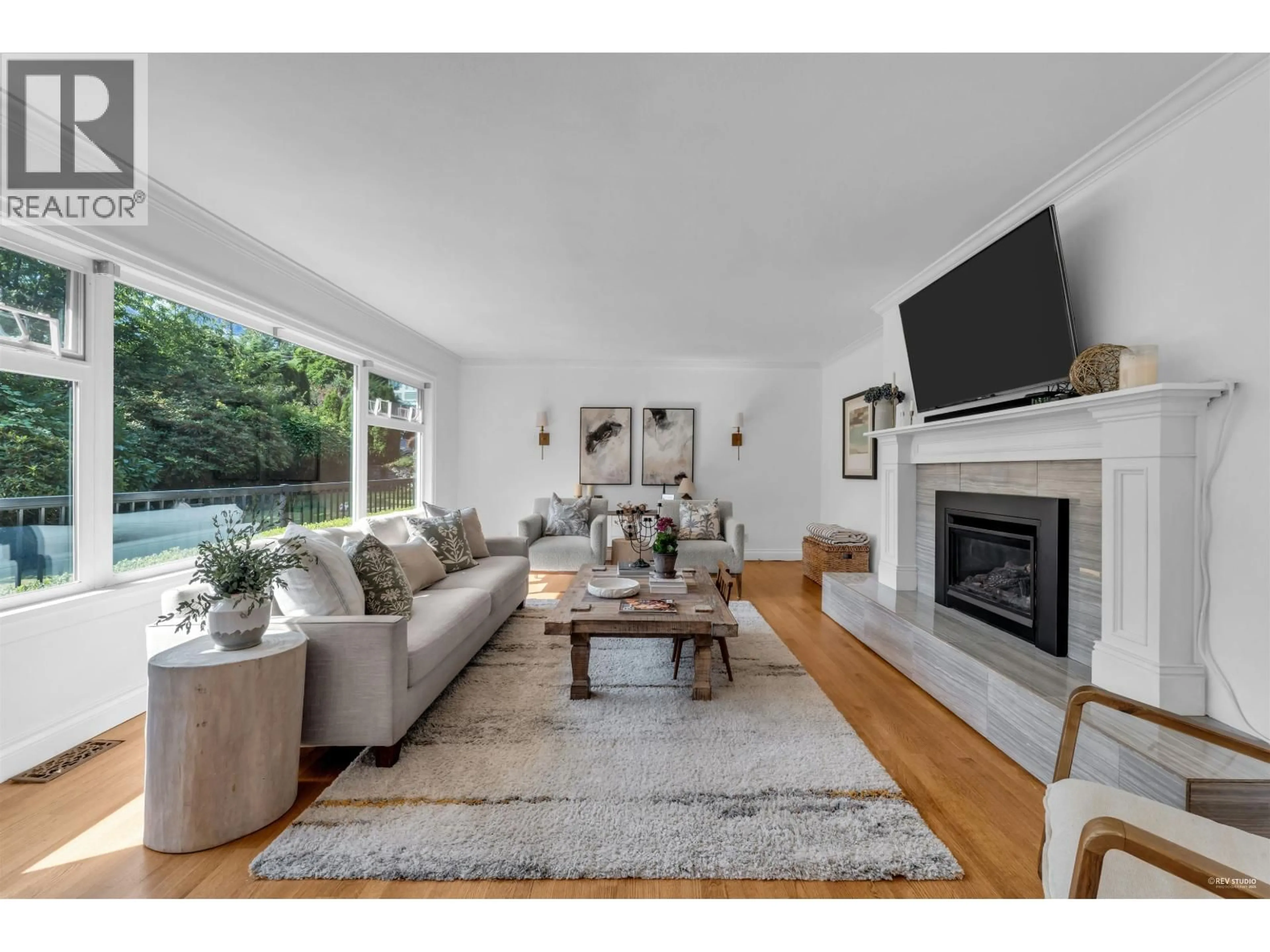 Living room with furniture, unknown for 4442 REGENCY PLACE, West Vancouver British Columbia V7W1B9