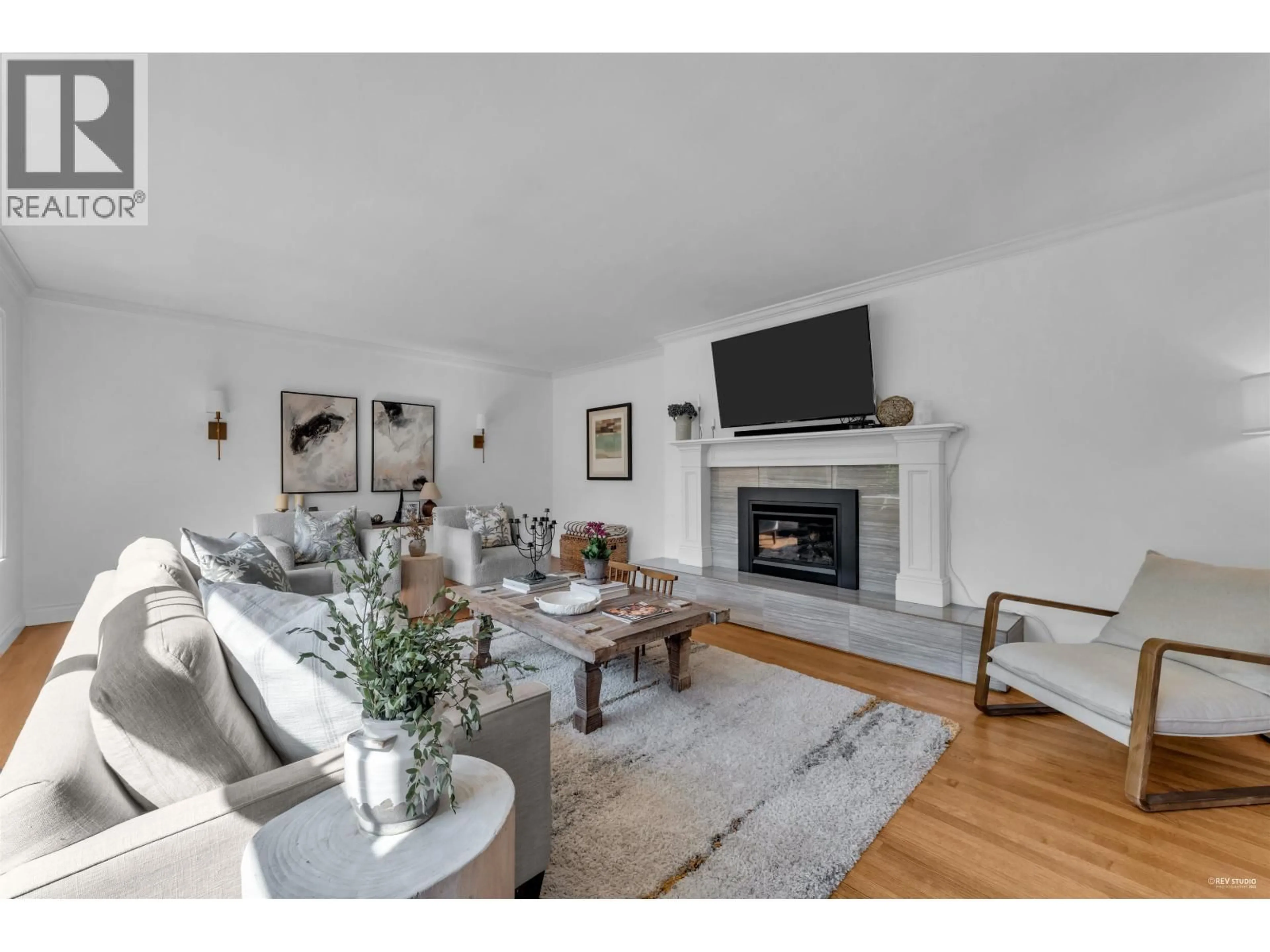 Living room with furniture, wood/laminate floor for 4442 REGENCY PLACE, West Vancouver British Columbia V7W1B9