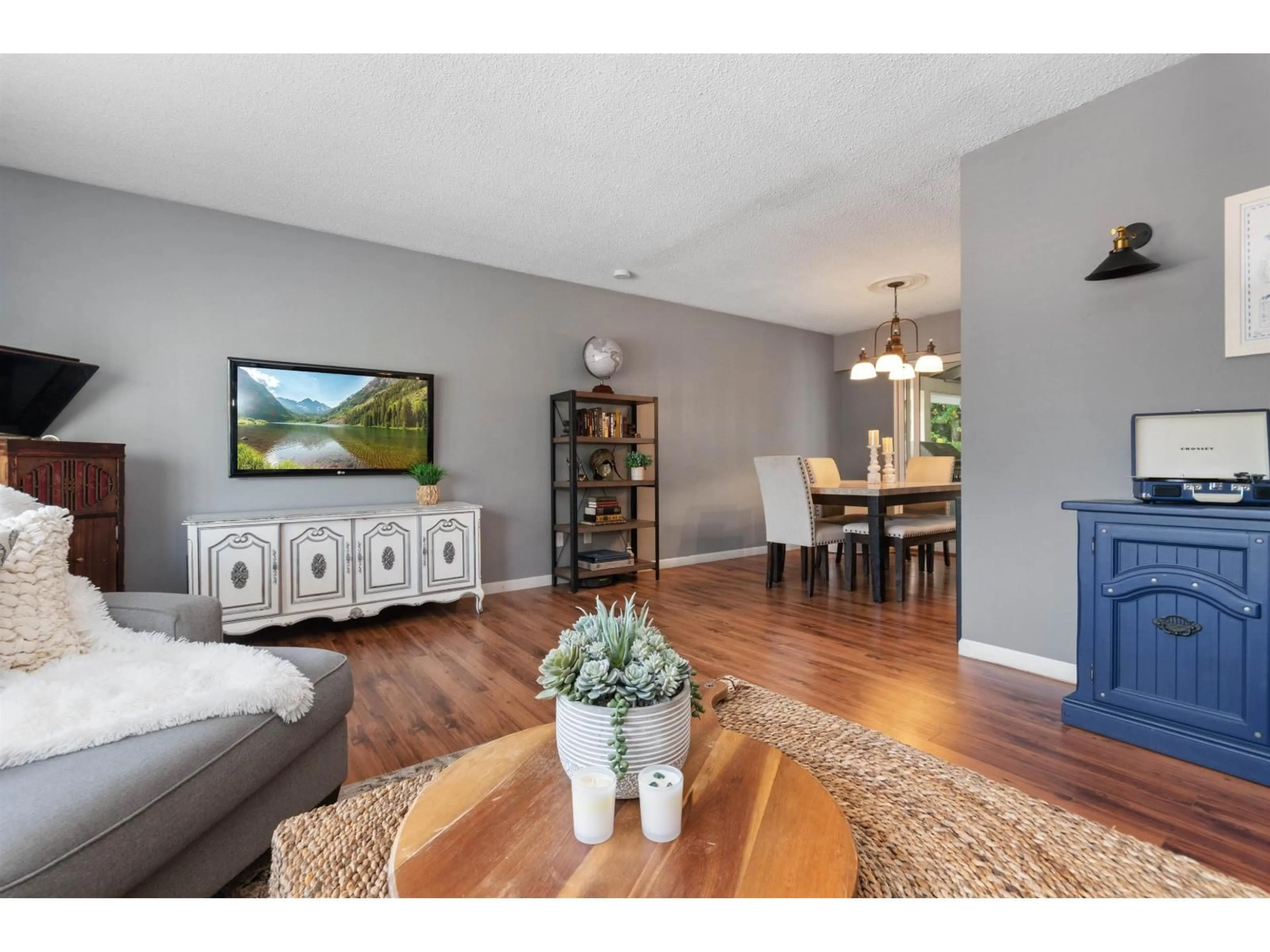 Living room with furniture, wood/laminate floor for 1222 RYDER STREET, Hope British Columbia V0X1L4