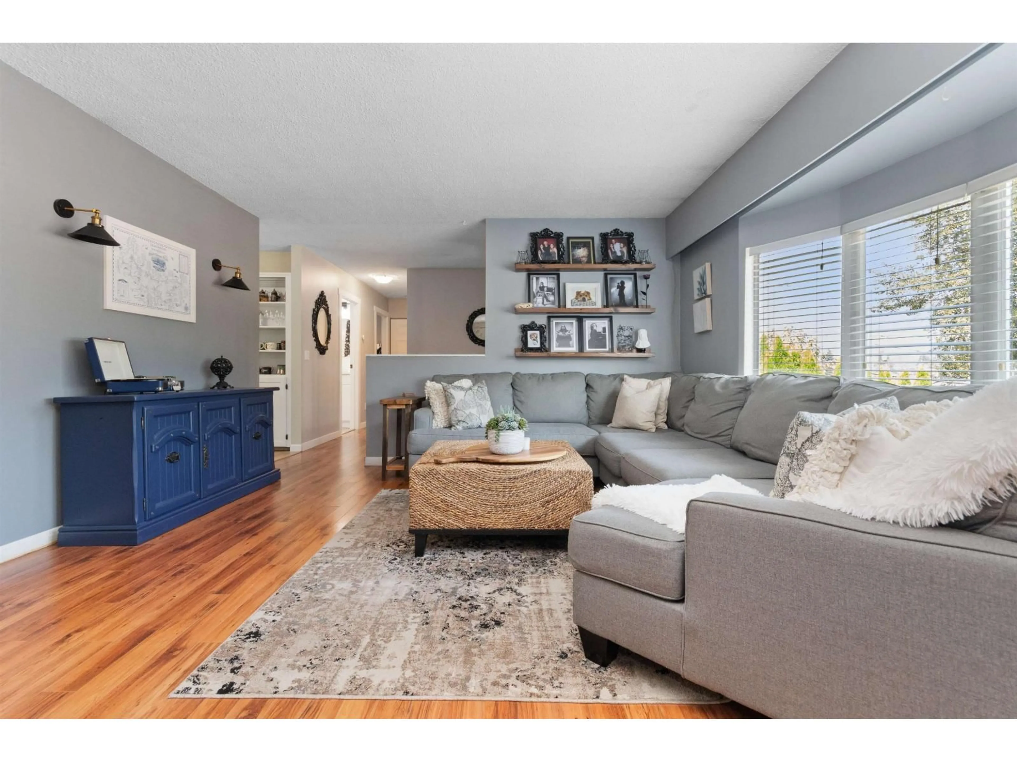 Living room with furniture, wood/laminate floor for 1222 RYDER STREET, Hope British Columbia V0X1L4