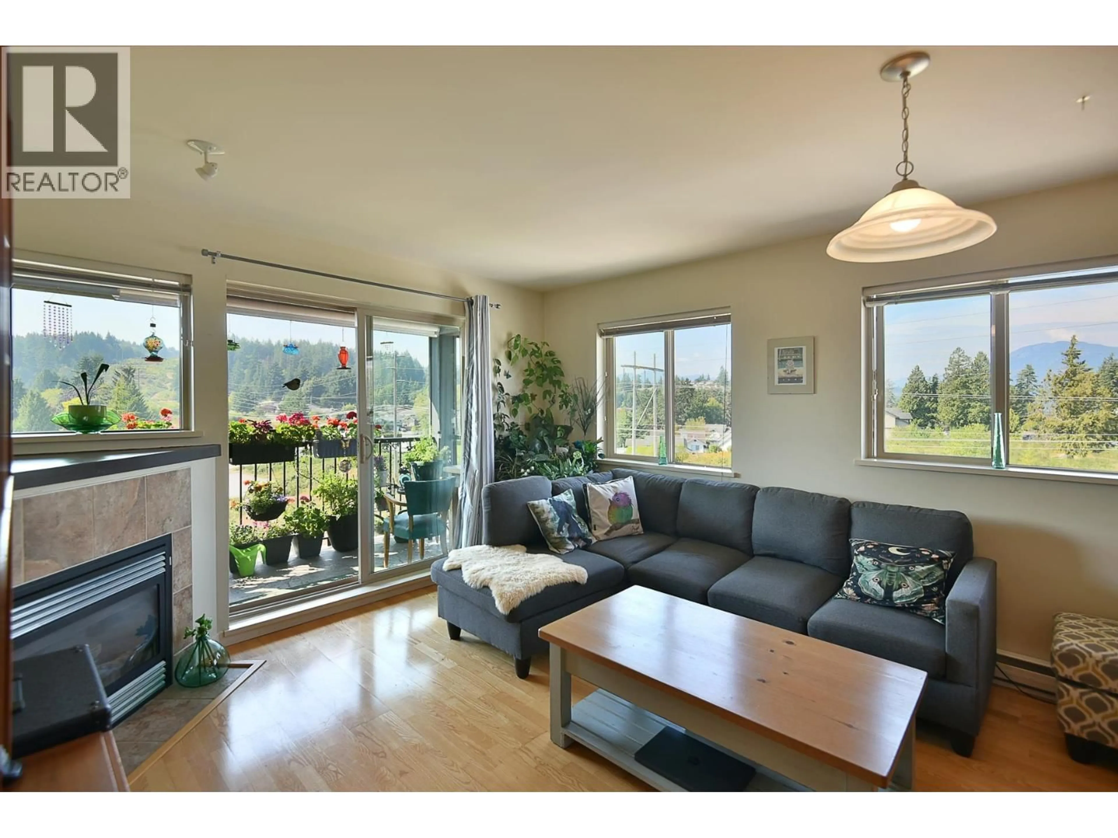 Living room with furniture, wood/laminate floor for 408 - 5631 INLET AVENUE, Sechelt British Columbia V7Z0J1