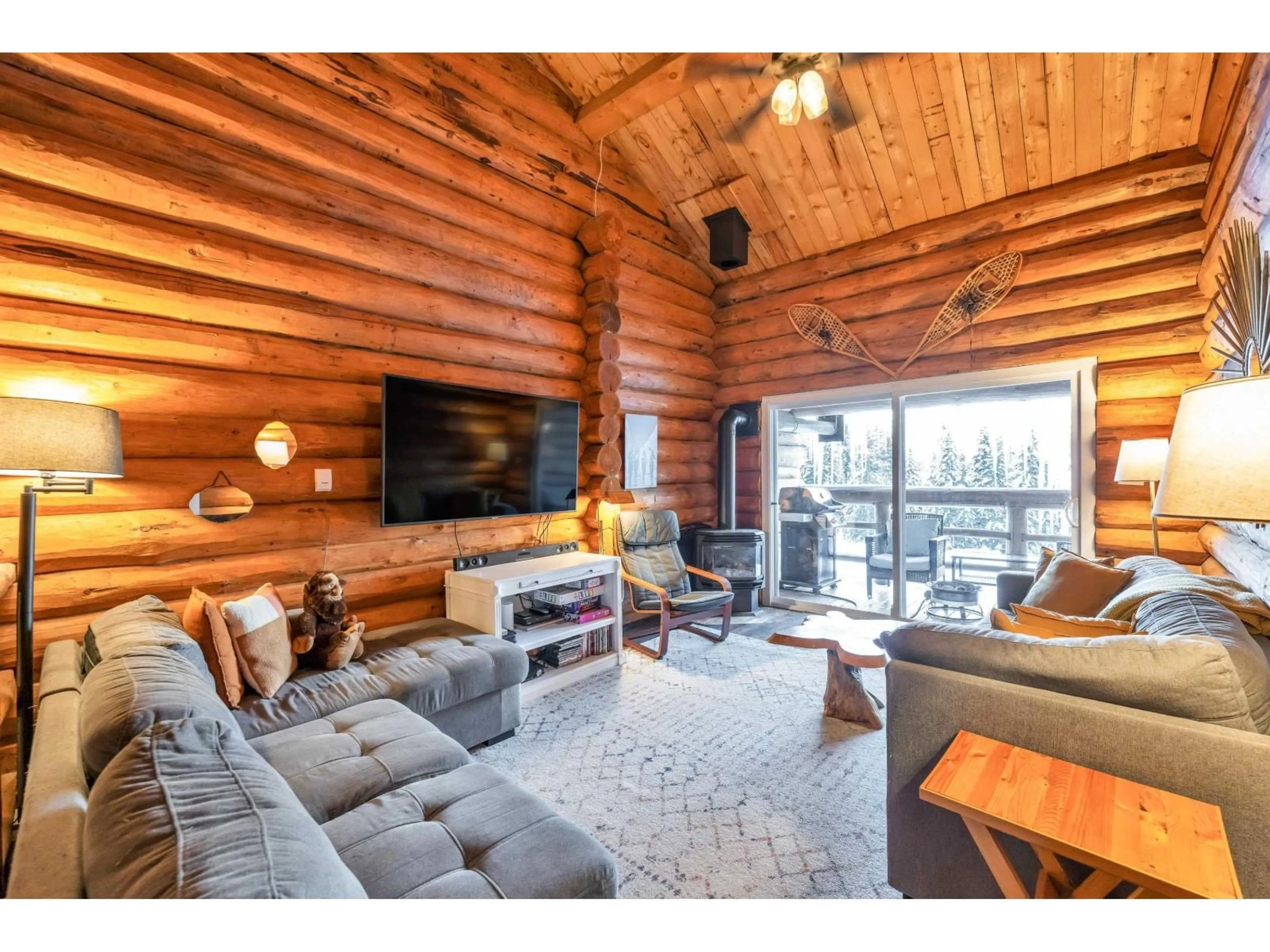 Living room with furniture, wood/laminate floor for 2 - 20619 EDELWEISS, Agassiz British Columbia V0M1A1