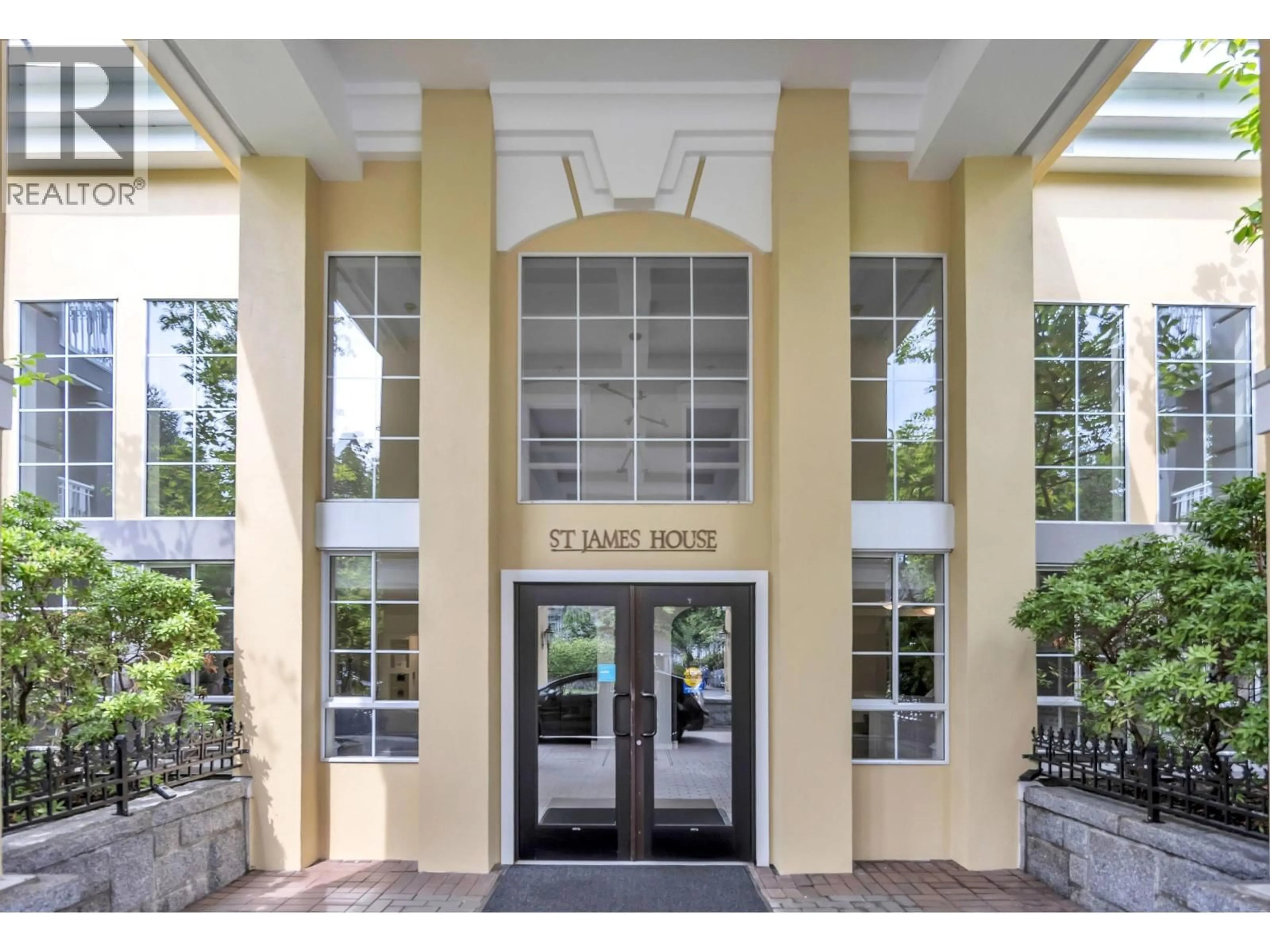 Indoor foyer for 422 - 5835 HAMPTON PLACE, Vancouver British Columbia V6T2G2