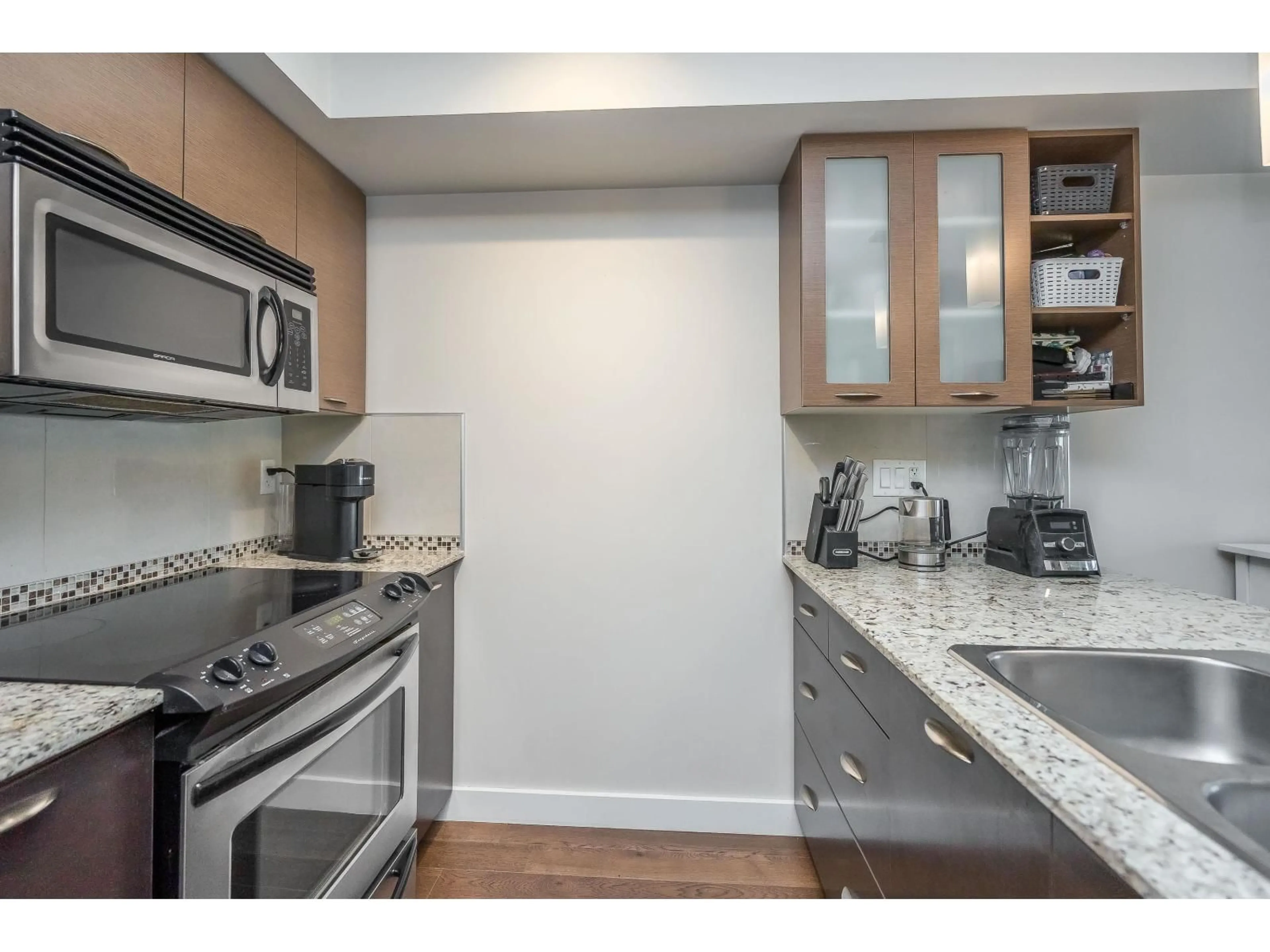 Standard kitchen, wood/laminate floor for 316 - 2233 MCKENZIE, Abbotsford British Columbia V2S4A1