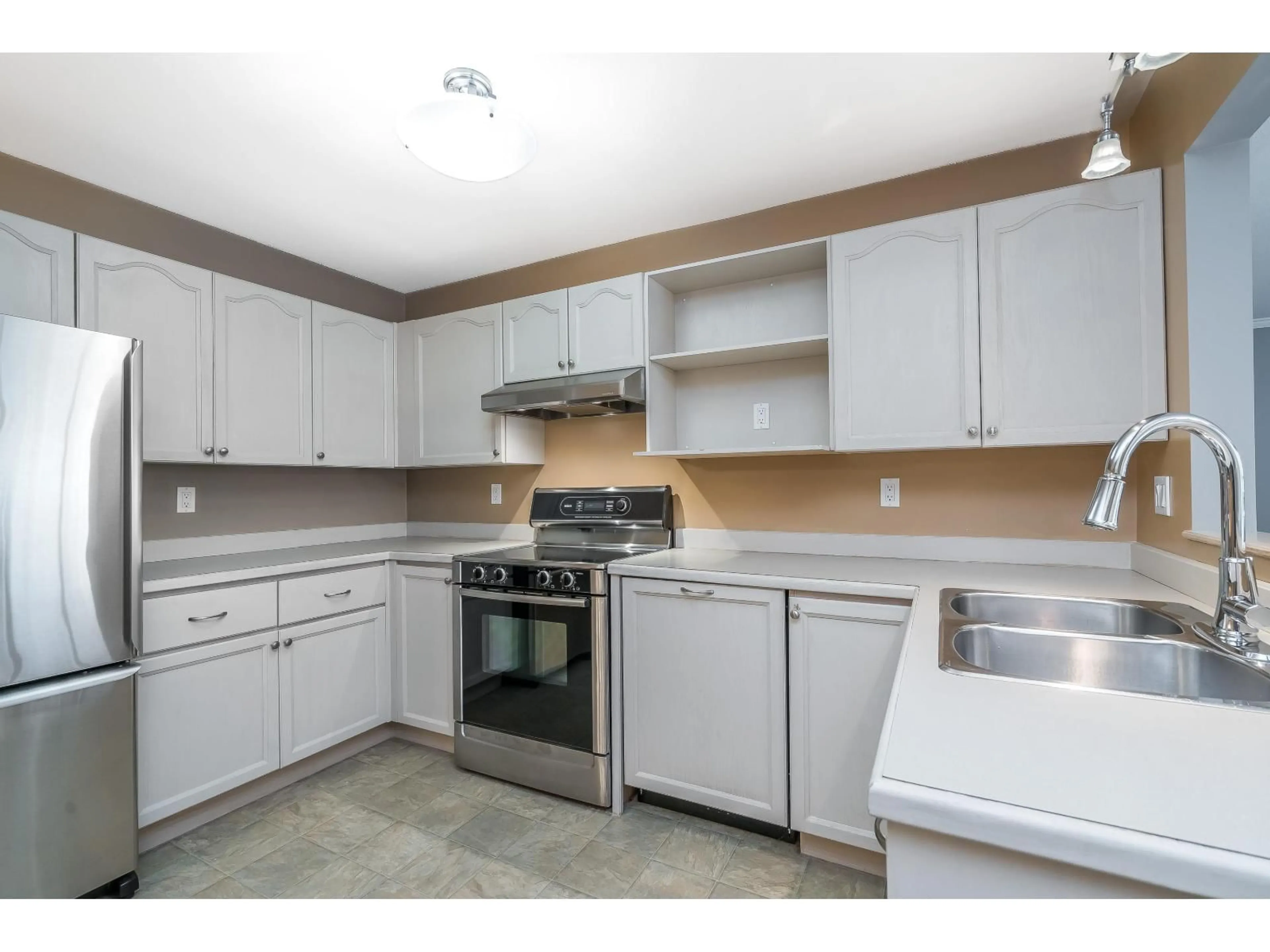 Standard kitchen, unknown for 217 - 9299 121, Surrey British Columbia V3V7X8