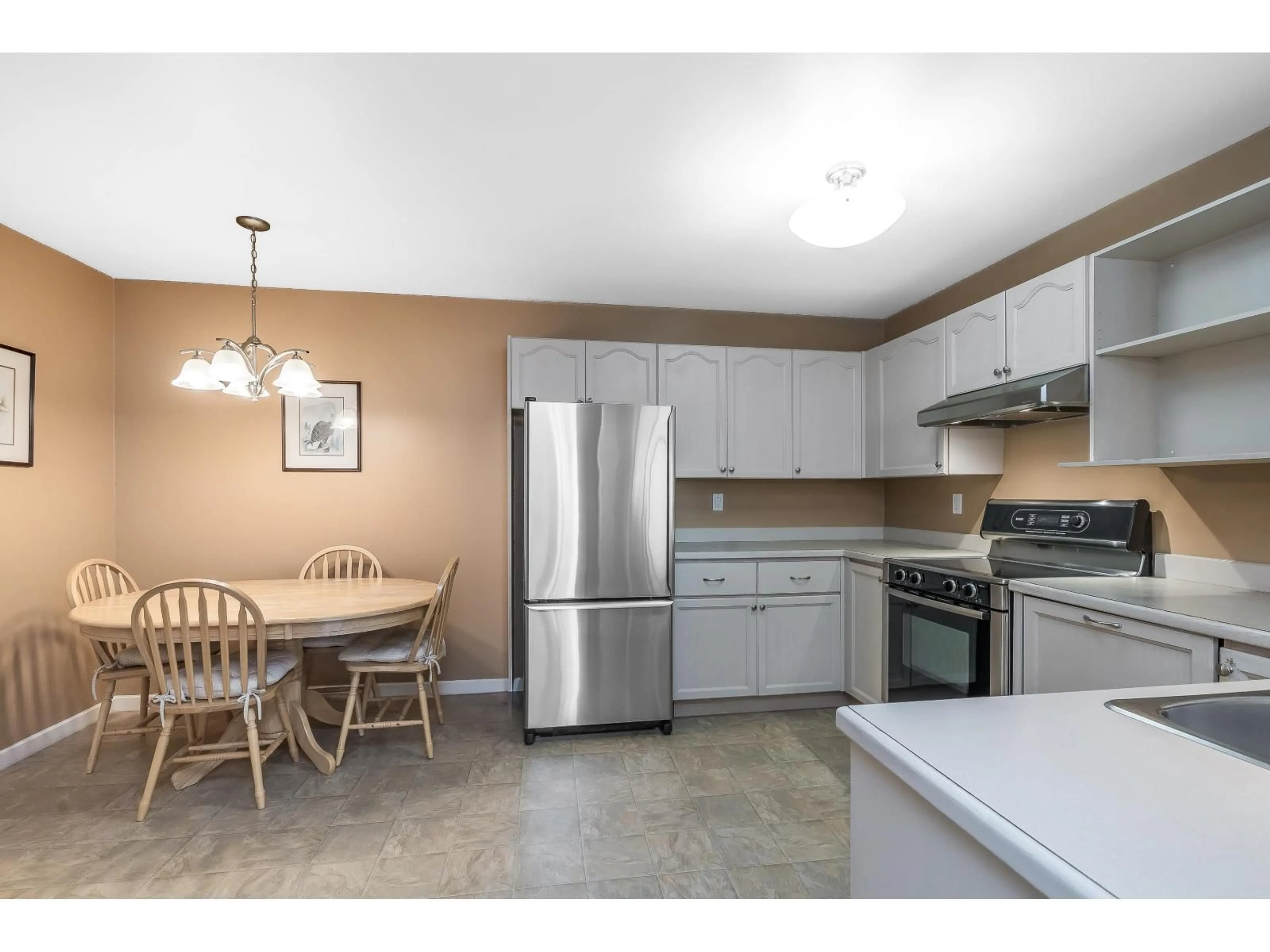 Standard kitchen, unknown for 217 - 9299 121, Surrey British Columbia V3V7X8