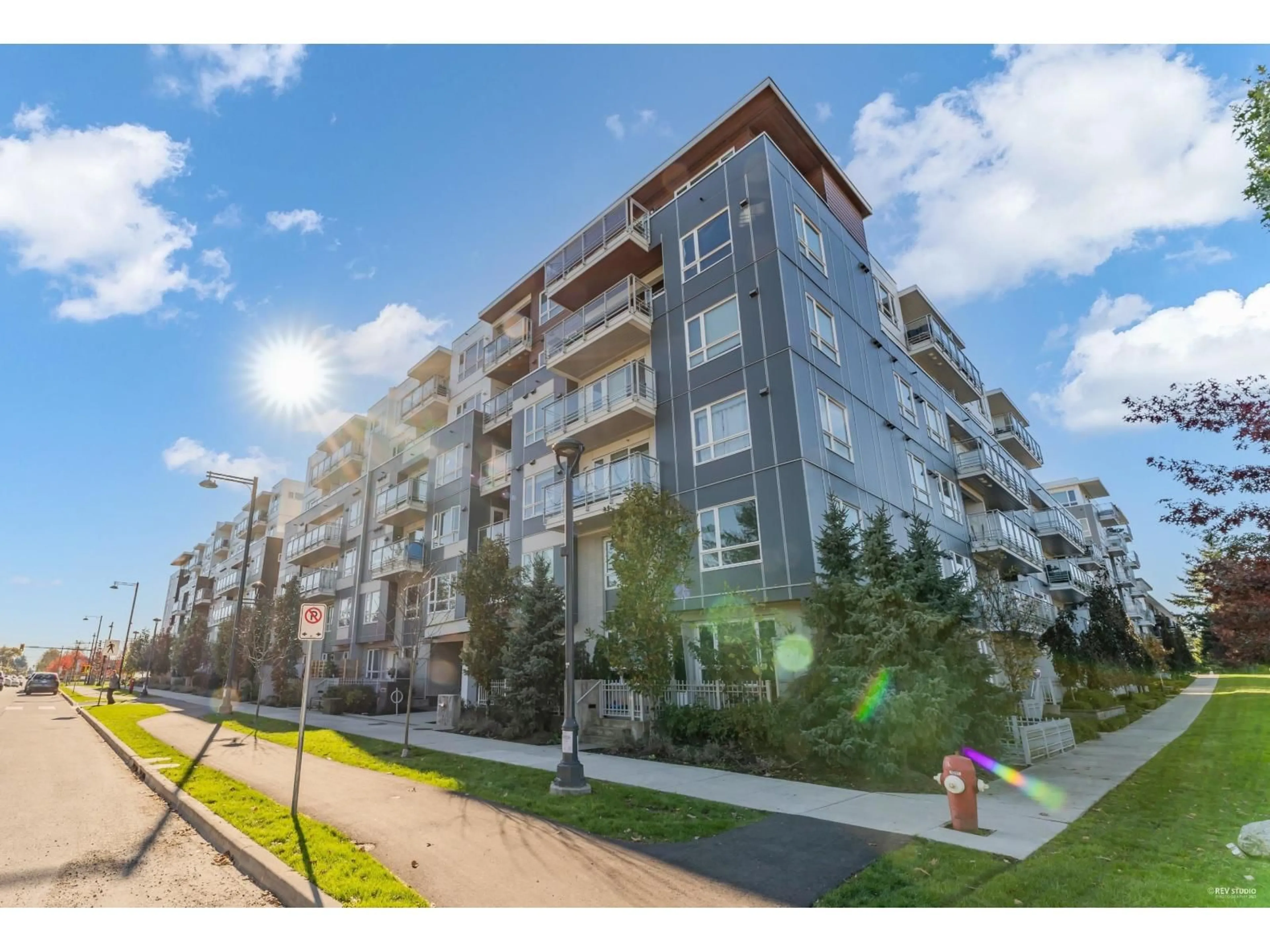 Unknown for 305 - 10603 140, Surrey British Columbia V3T0M8