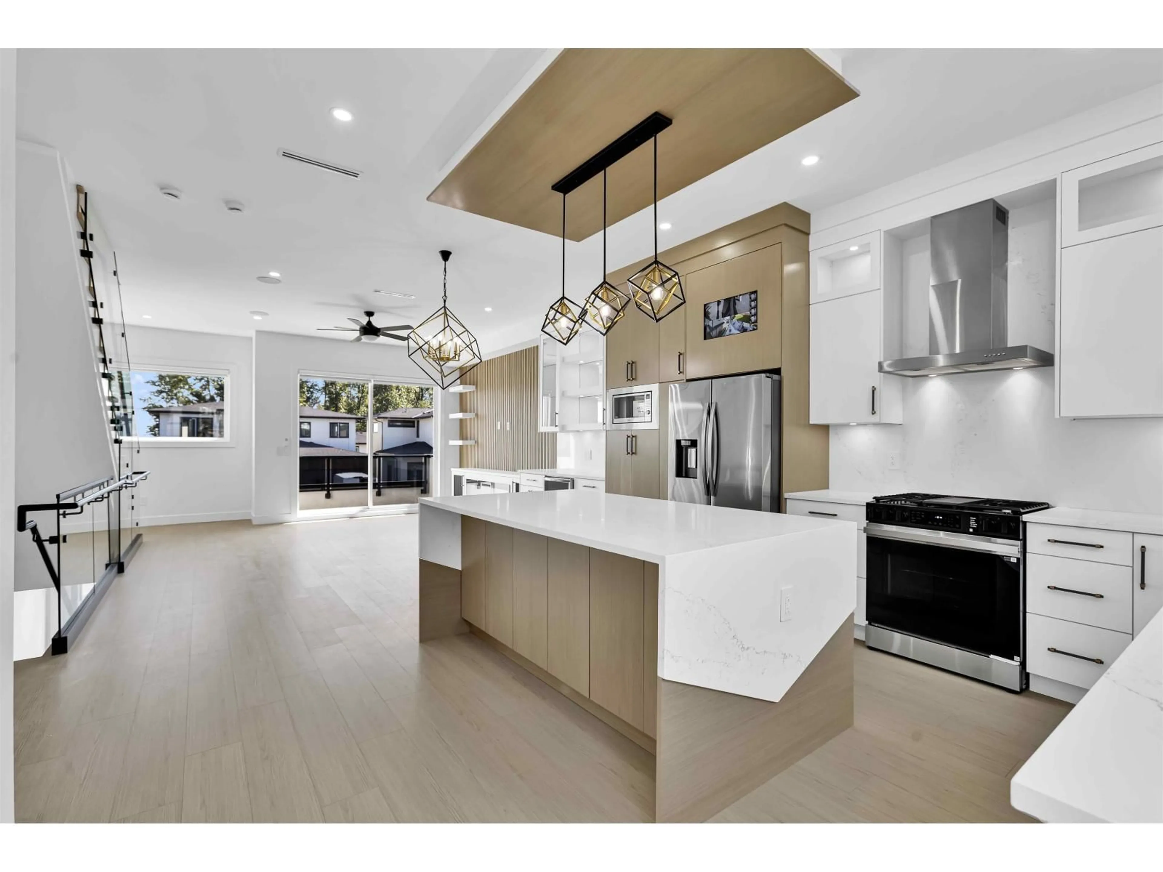 Open concept kitchen, ceramic/tile floor for 102 - 16649 18A, Surrey British Columbia V3Z1A2