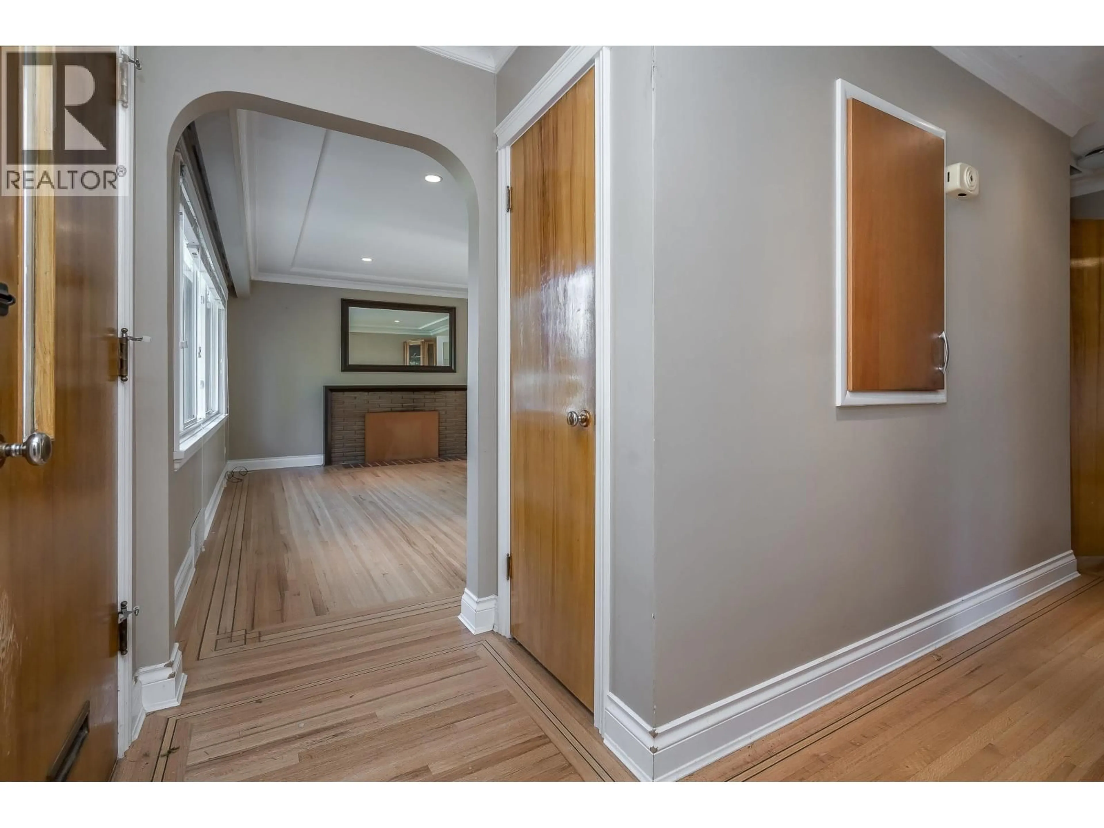 Indoor entryway for 8530 KARRMAN AVENUE, Burnaby British Columbia V3N2M2