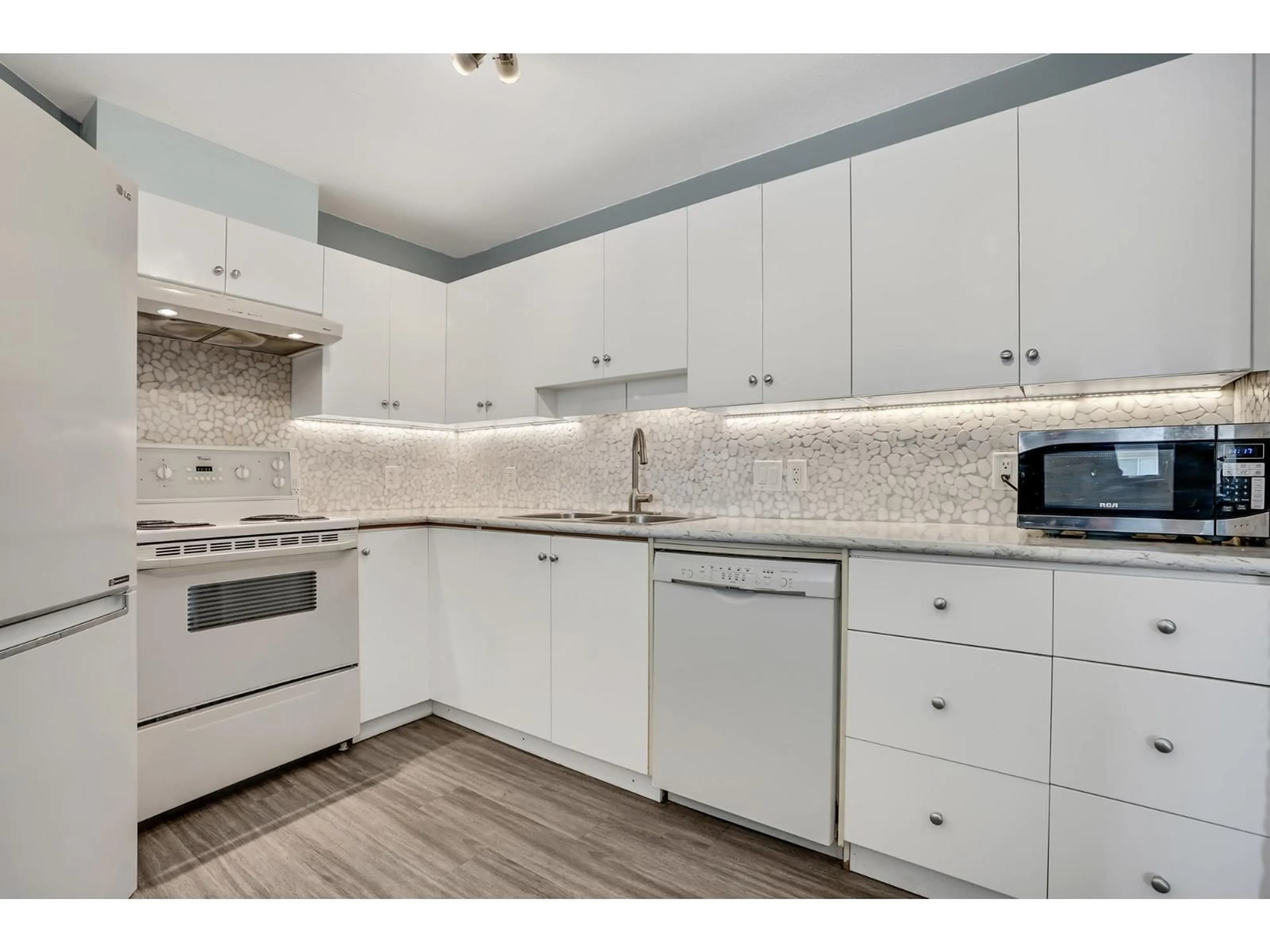 Standard kitchen, ceramic/tile floor for 414 - 33738 KING, Abbotsford British Columbia V2S8J5
