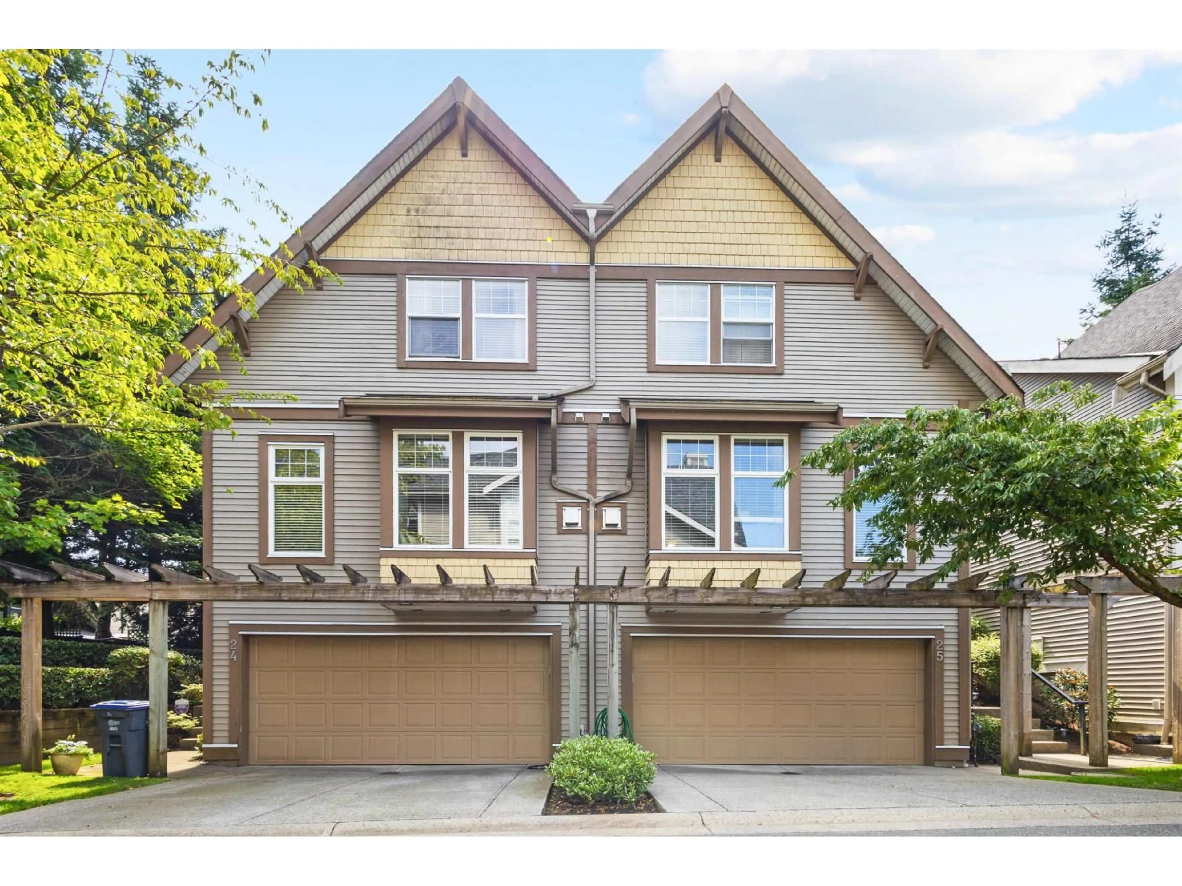 Home with vinyl exterior material, street for 25 - 6588 188, Surrey British Columbia V3S1Z6