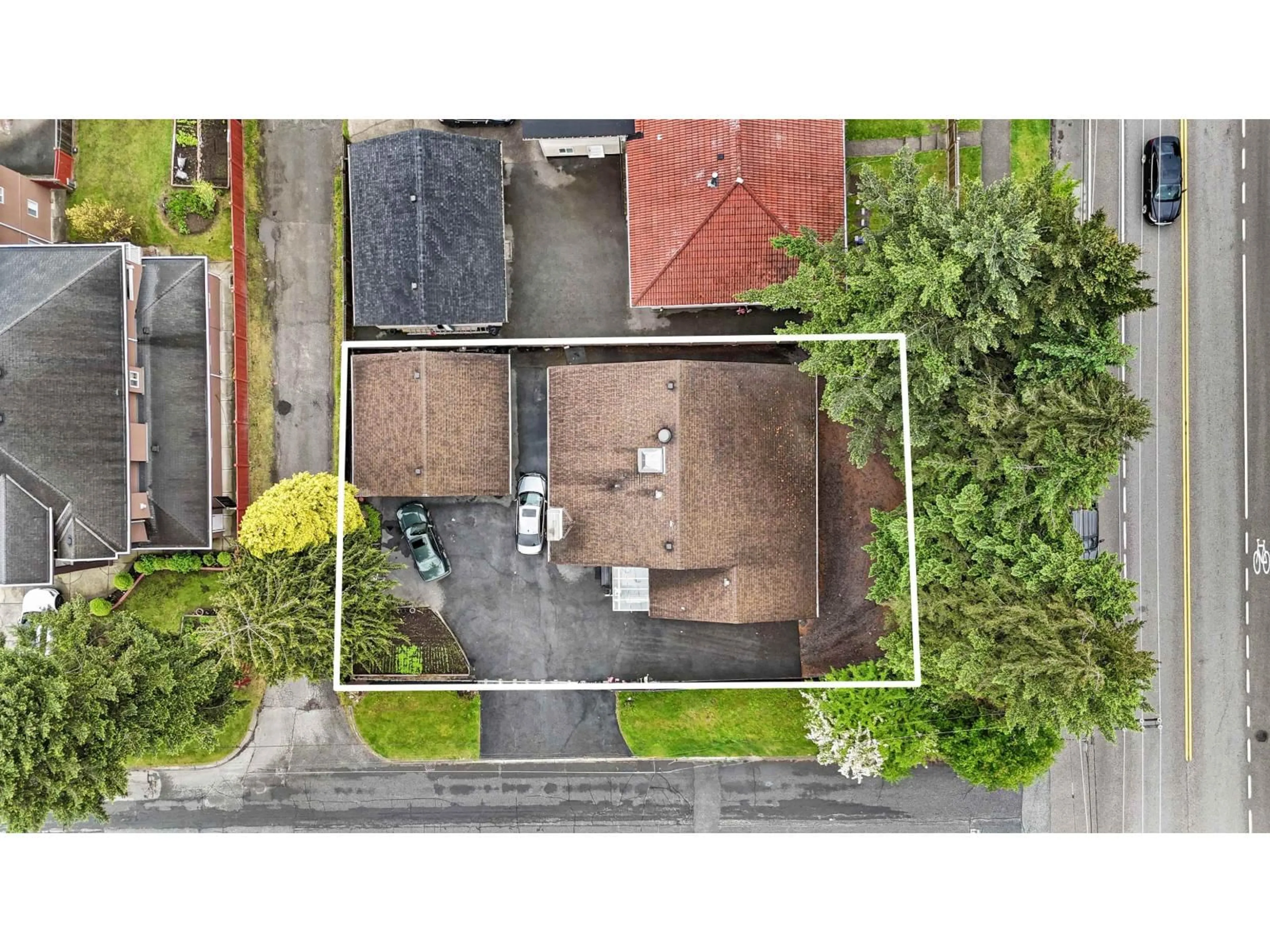 A pic from outside/outdoor area/front of a property/back of a property/a pic from drone, street for 9290 128, Surrey British Columbia V3V5N2