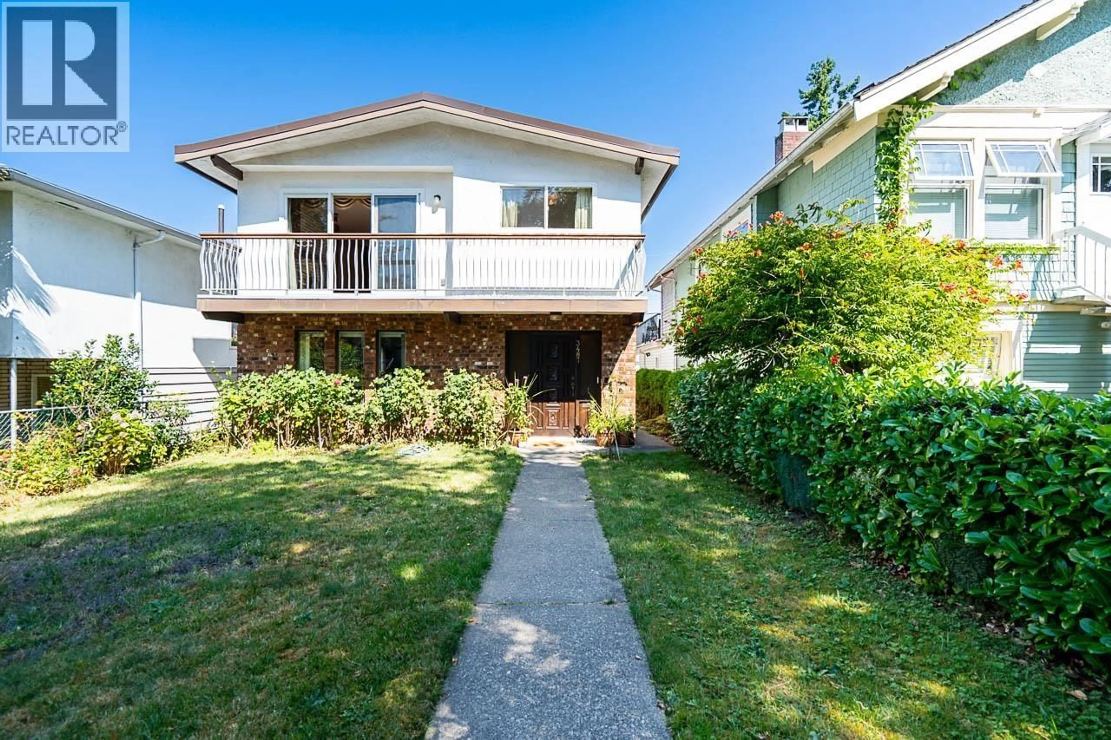 A pic from outside/outdoor area/front of a property/back of a property/a pic from drone, street for 3487 TRIUMPH STREET, Vancouver British Columbia V5K1T9