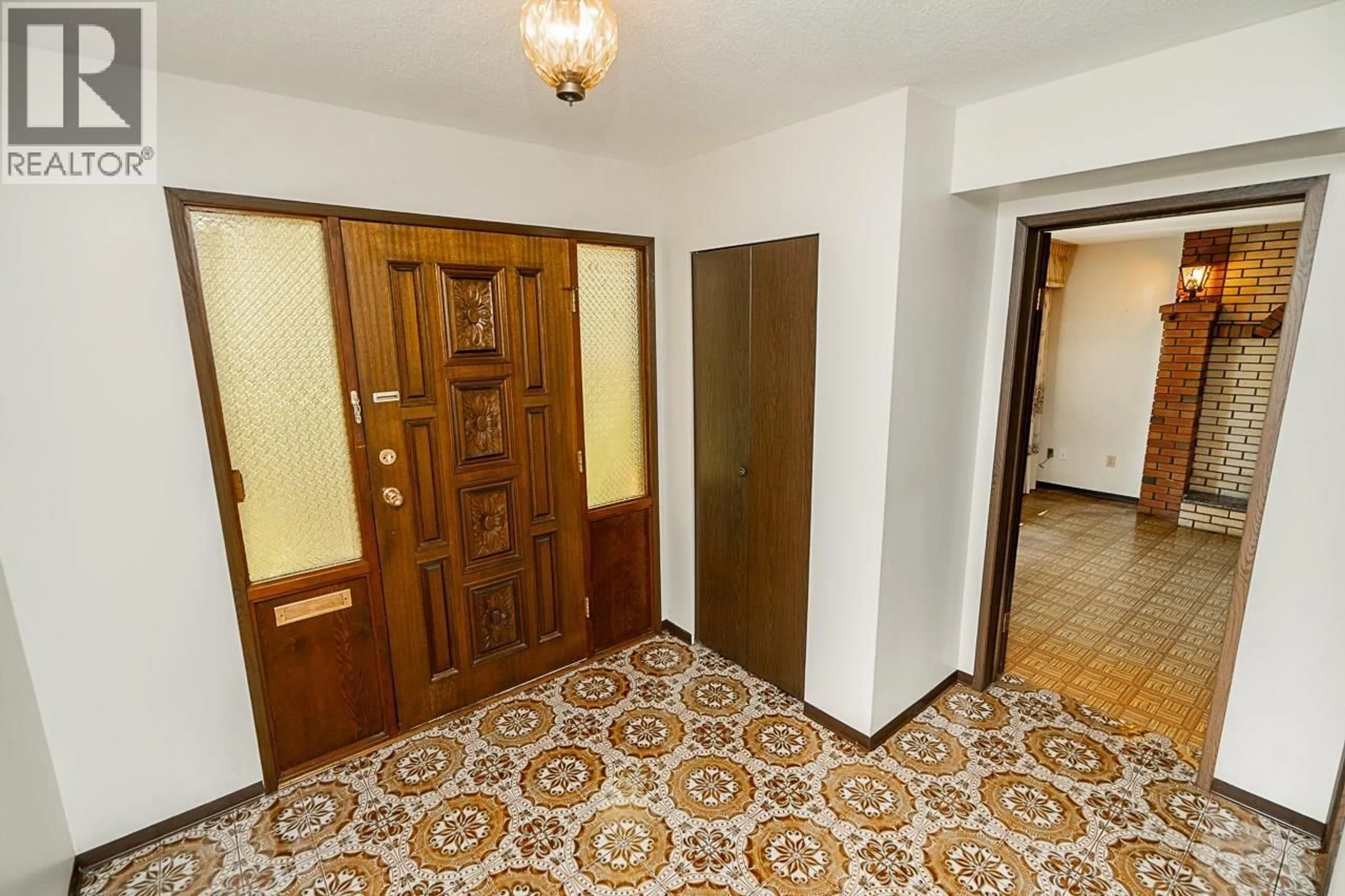 Indoor foyer for 3487 TRIUMPH STREET, Vancouver British Columbia V5K1T9