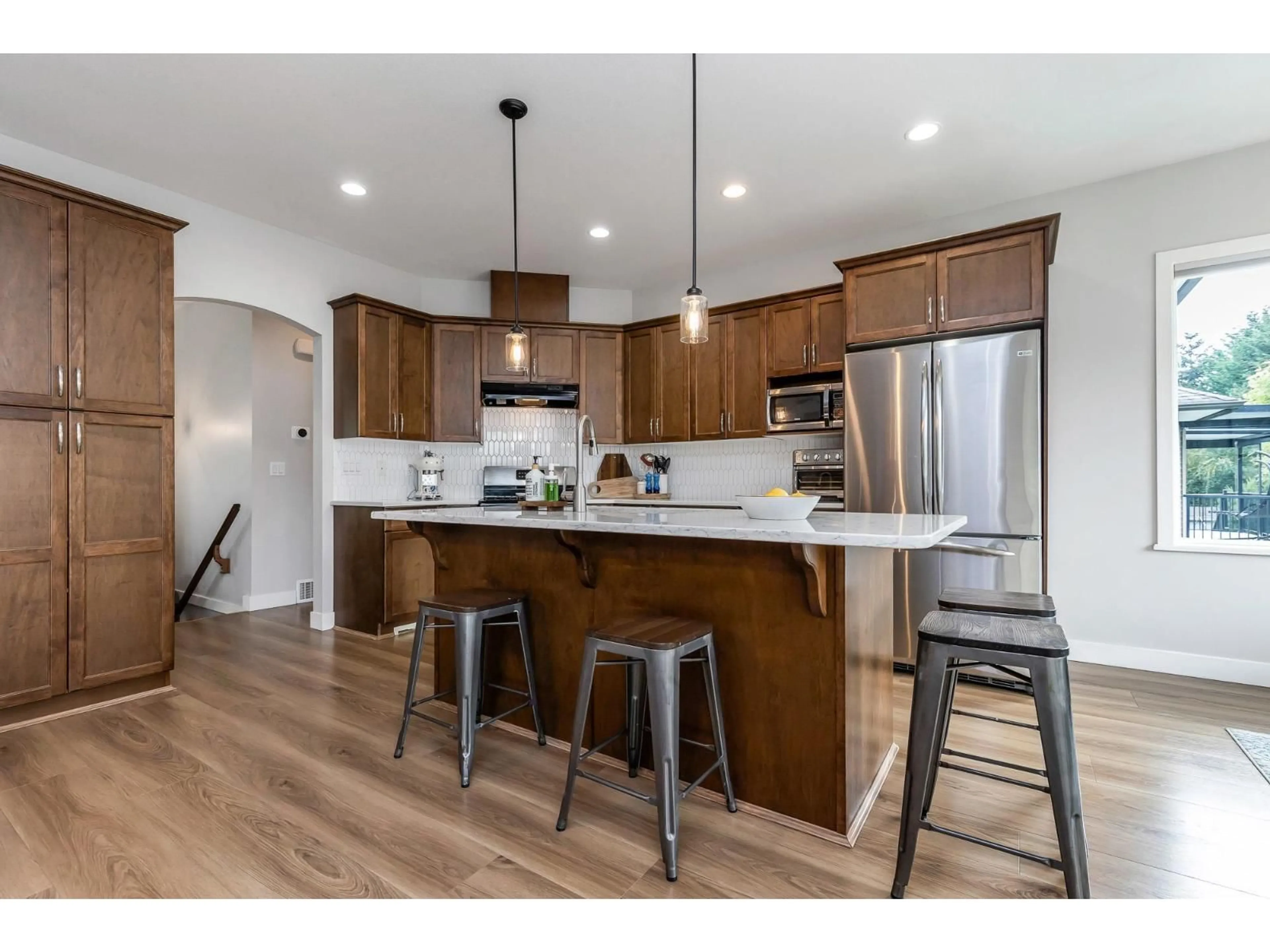 Open concept kitchen, wood/laminate floor for 27908 TRESTLE, Abbotsford British Columbia V4X2S7