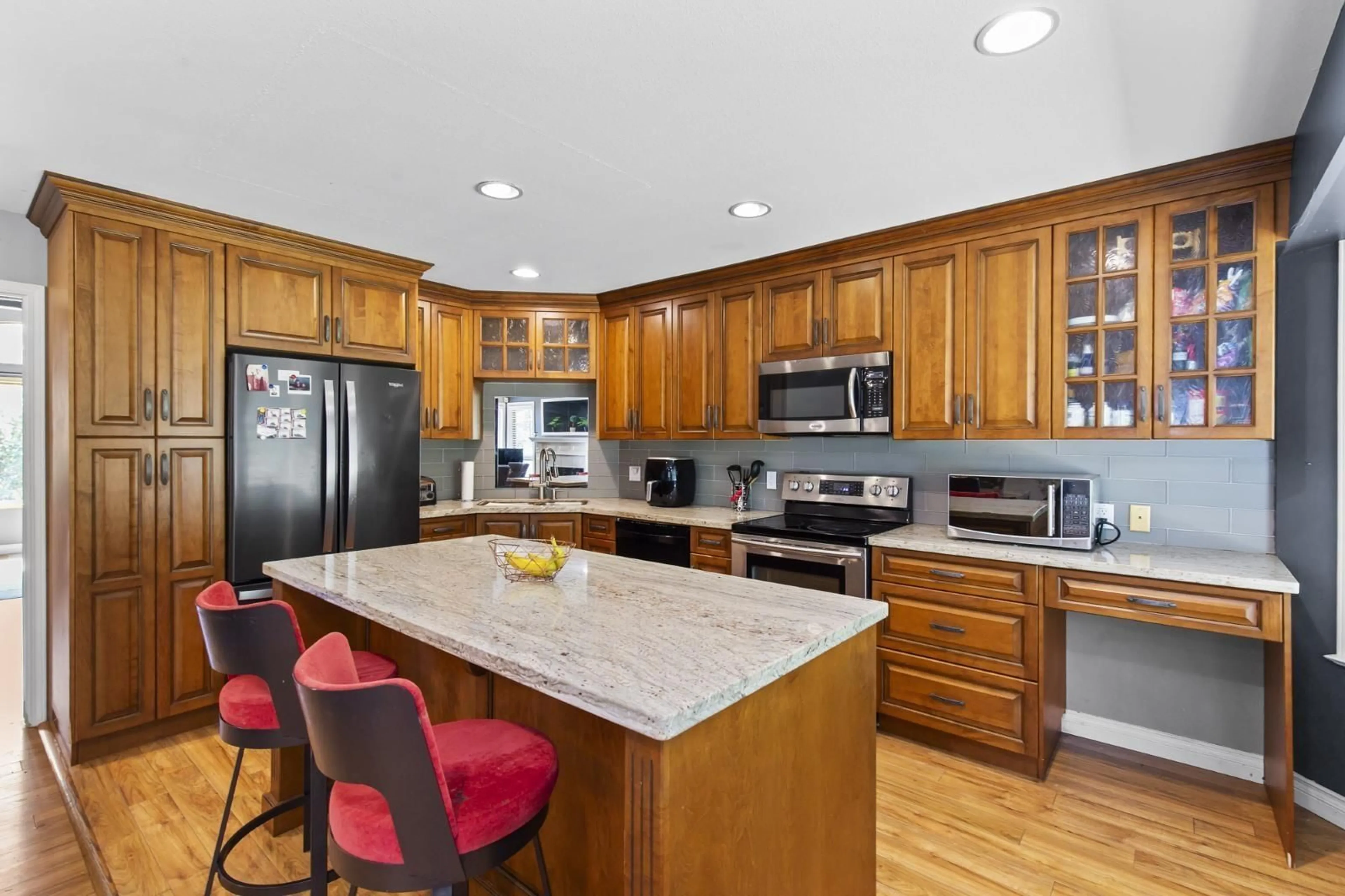 Open concept kitchen, ceramic/tile floor for 33605 BLUEBERRY, Mission British Columbia V2V6Z7