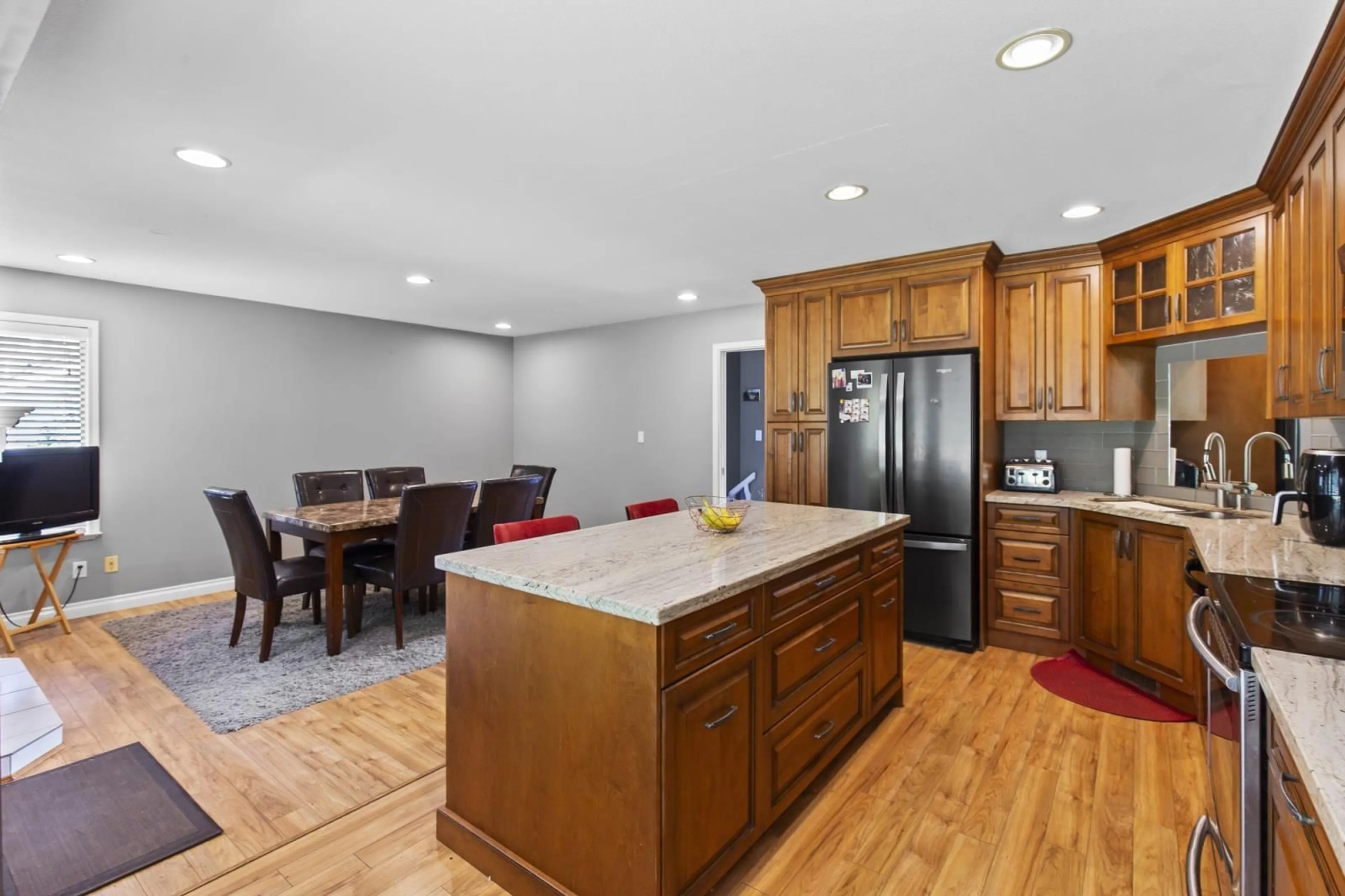 Open concept kitchen, unknown for 33605 BLUEBERRY, Mission British Columbia V2V6Z7