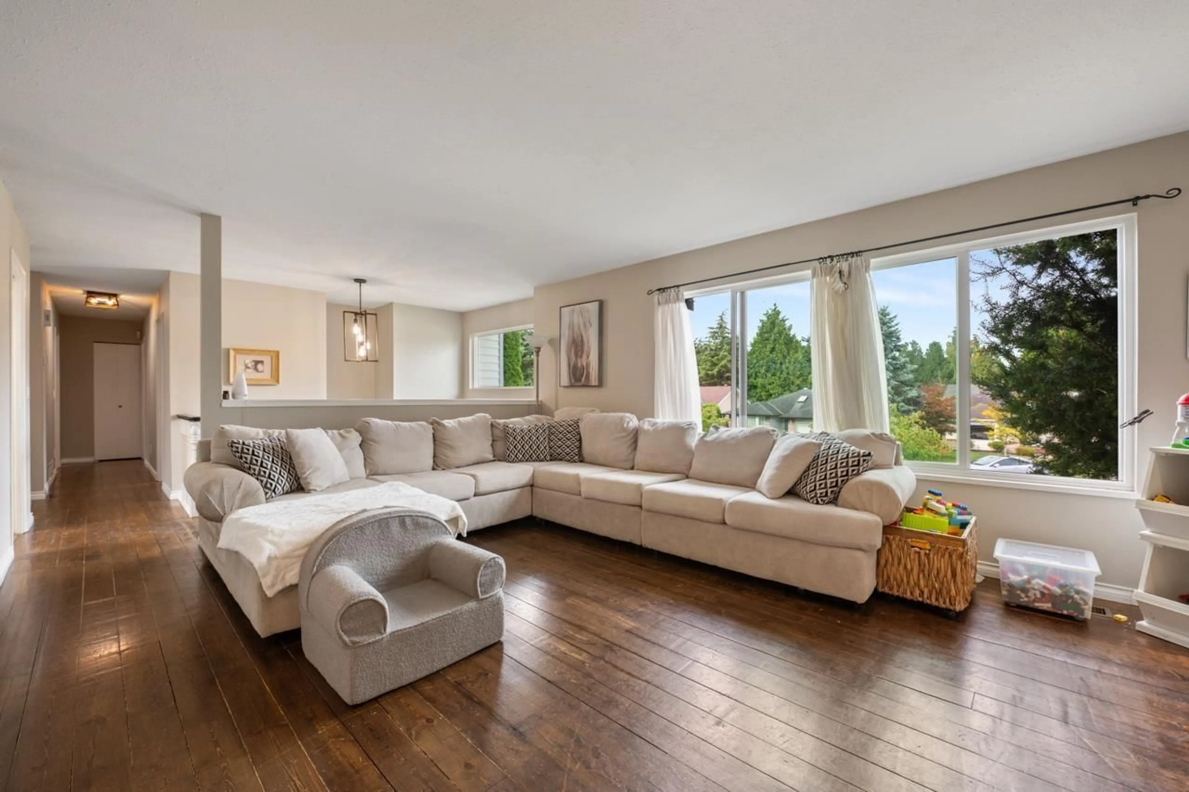Living room with furniture, unknown for 1150 163B, Surrey British Columbia V4A8E8