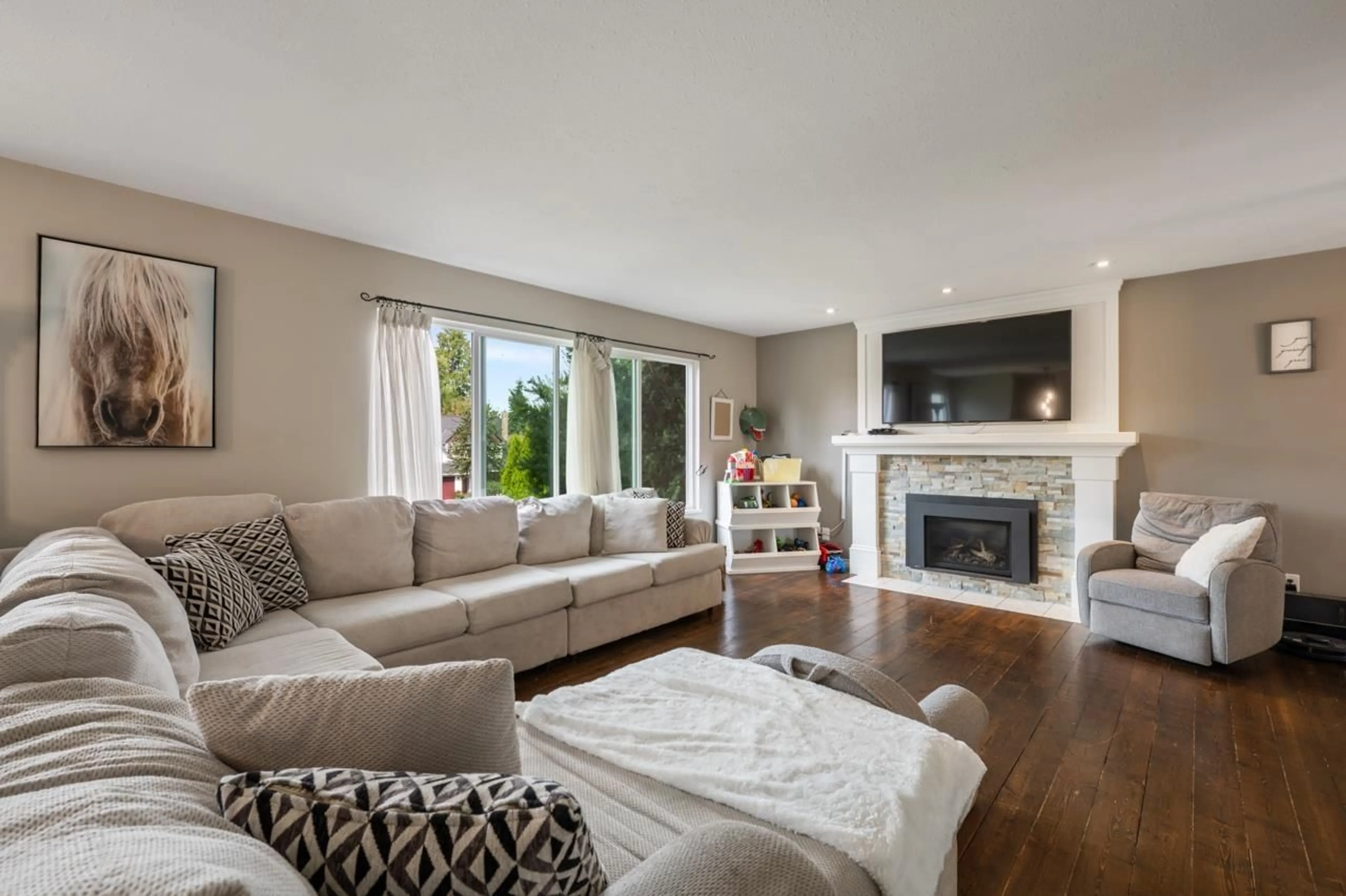 Living room with furniture, unknown for 1150 163B, Surrey British Columbia V4A8E8
