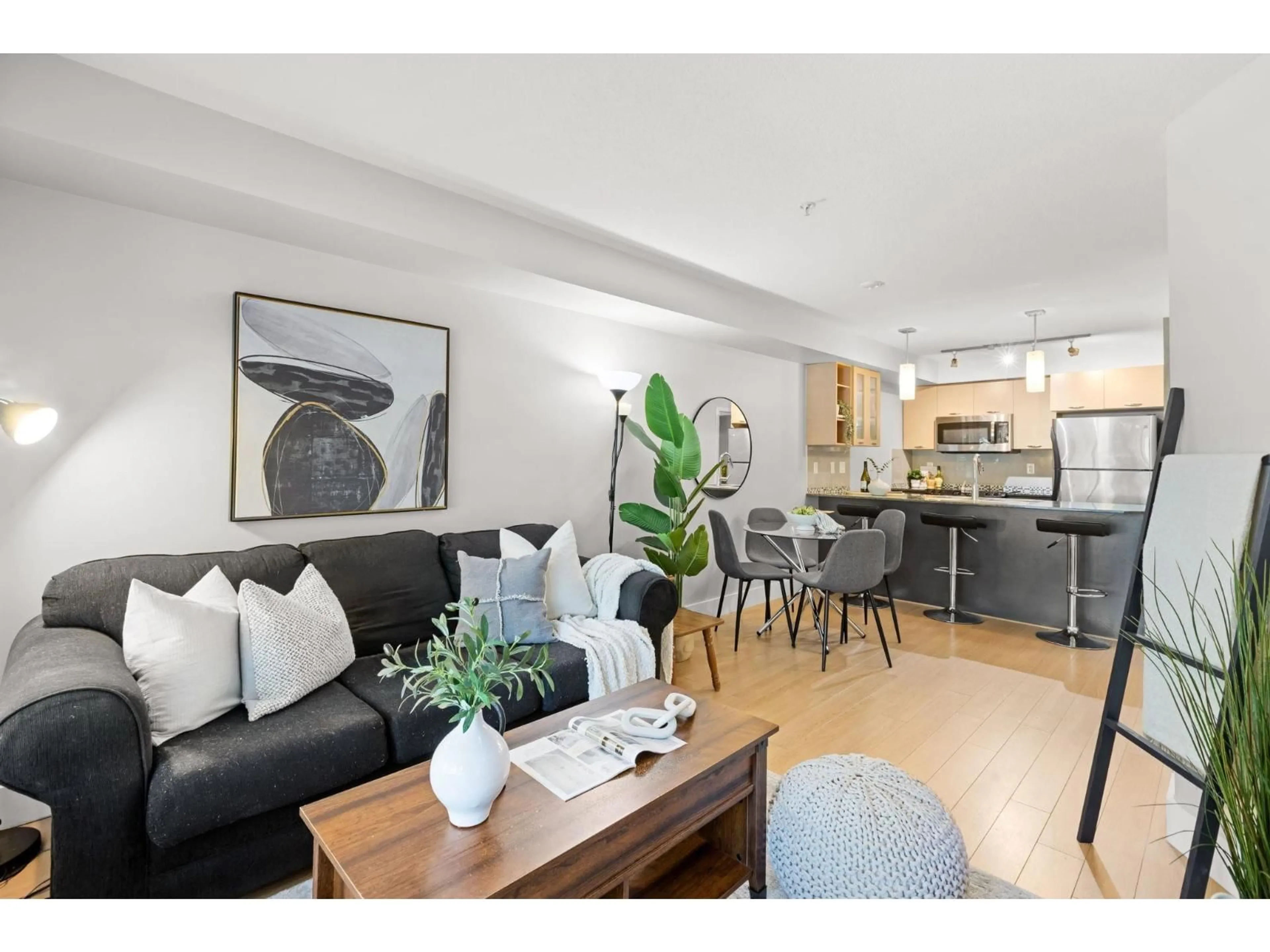 Open concept kitchen, wood/laminate floor for 133 - 2233 MCKENZIE, Abbotsford British Columbia V2S4A1