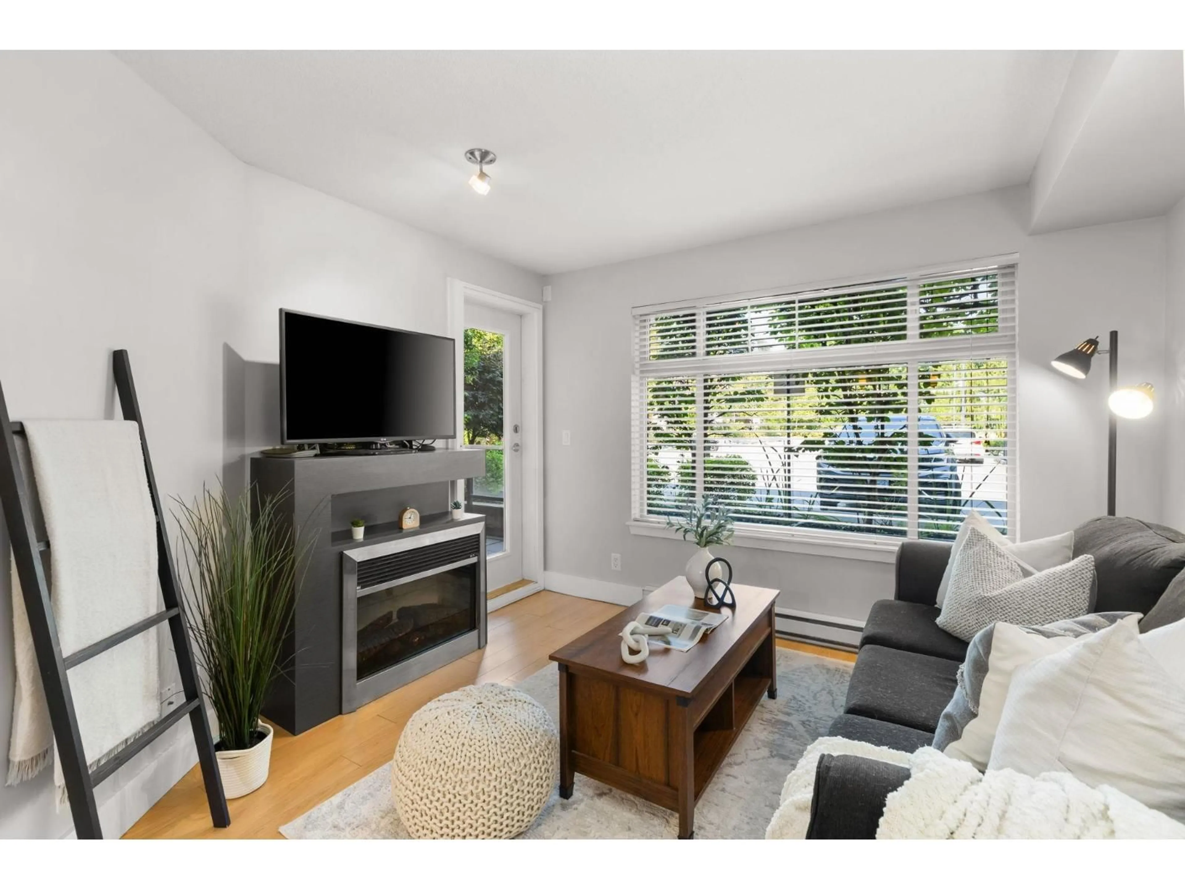 Living room with furniture, wood/laminate floor for 133 - 2233 MCKENZIE, Abbotsford British Columbia V2S4A1