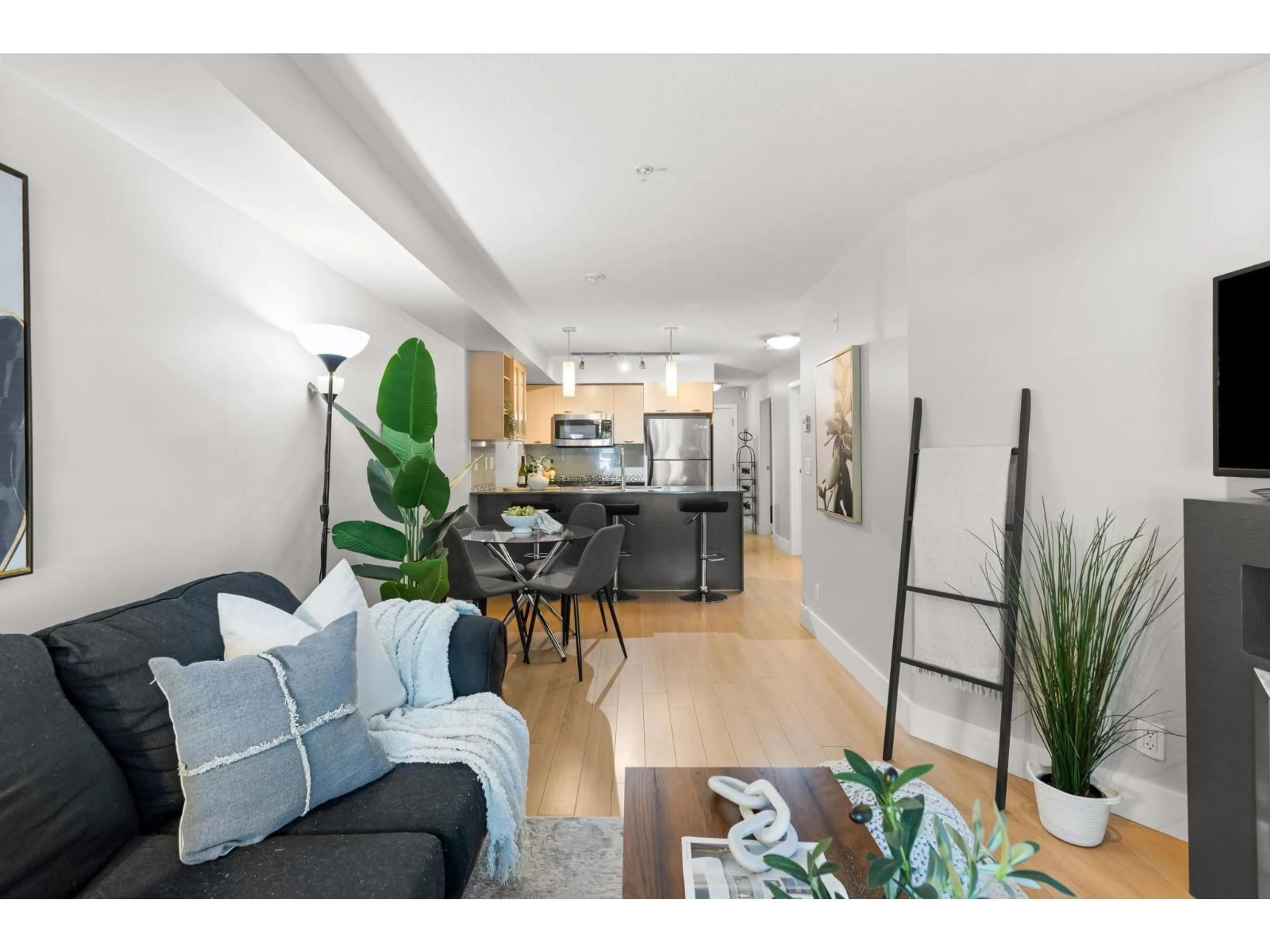 Living room with furniture, wood/laminate floor for 133 - 2233 MCKENZIE, Abbotsford British Columbia V2S4A1