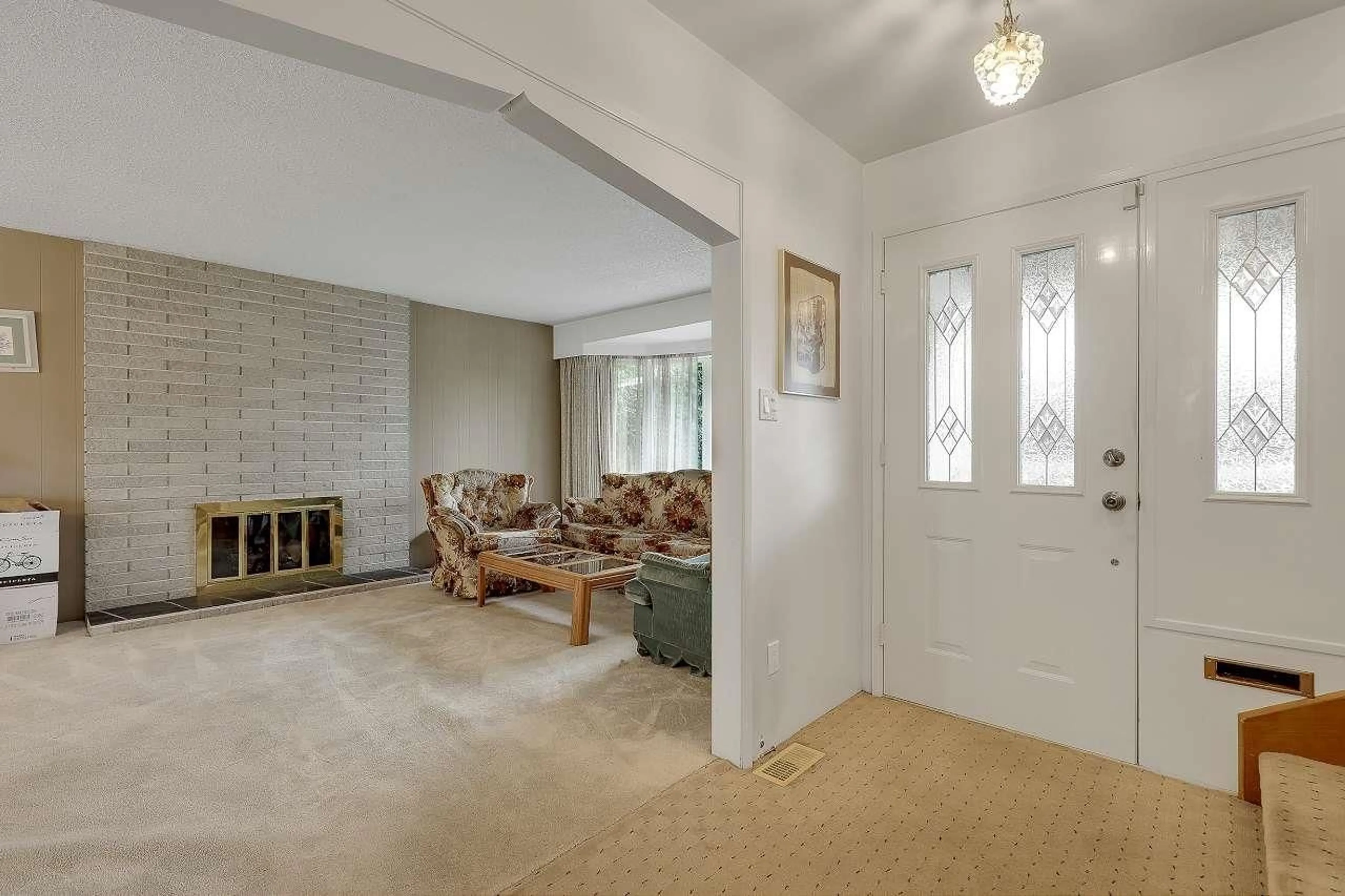 Indoor foyer for 15115 EAGLE, Surrey British Columbia V3R4W3