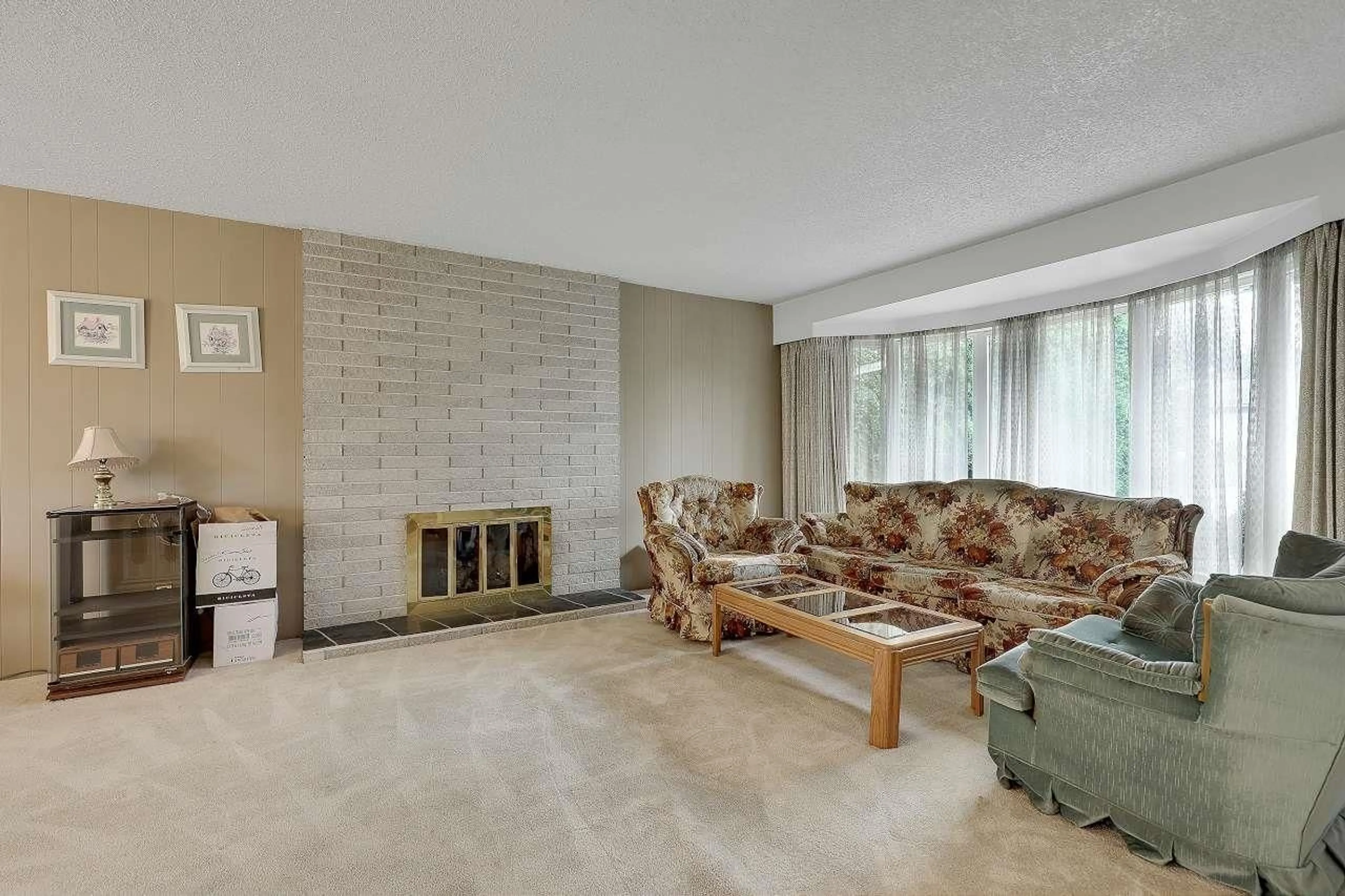 Living room with furniture, unknown for 15115 EAGLE, Surrey British Columbia V3R4W3