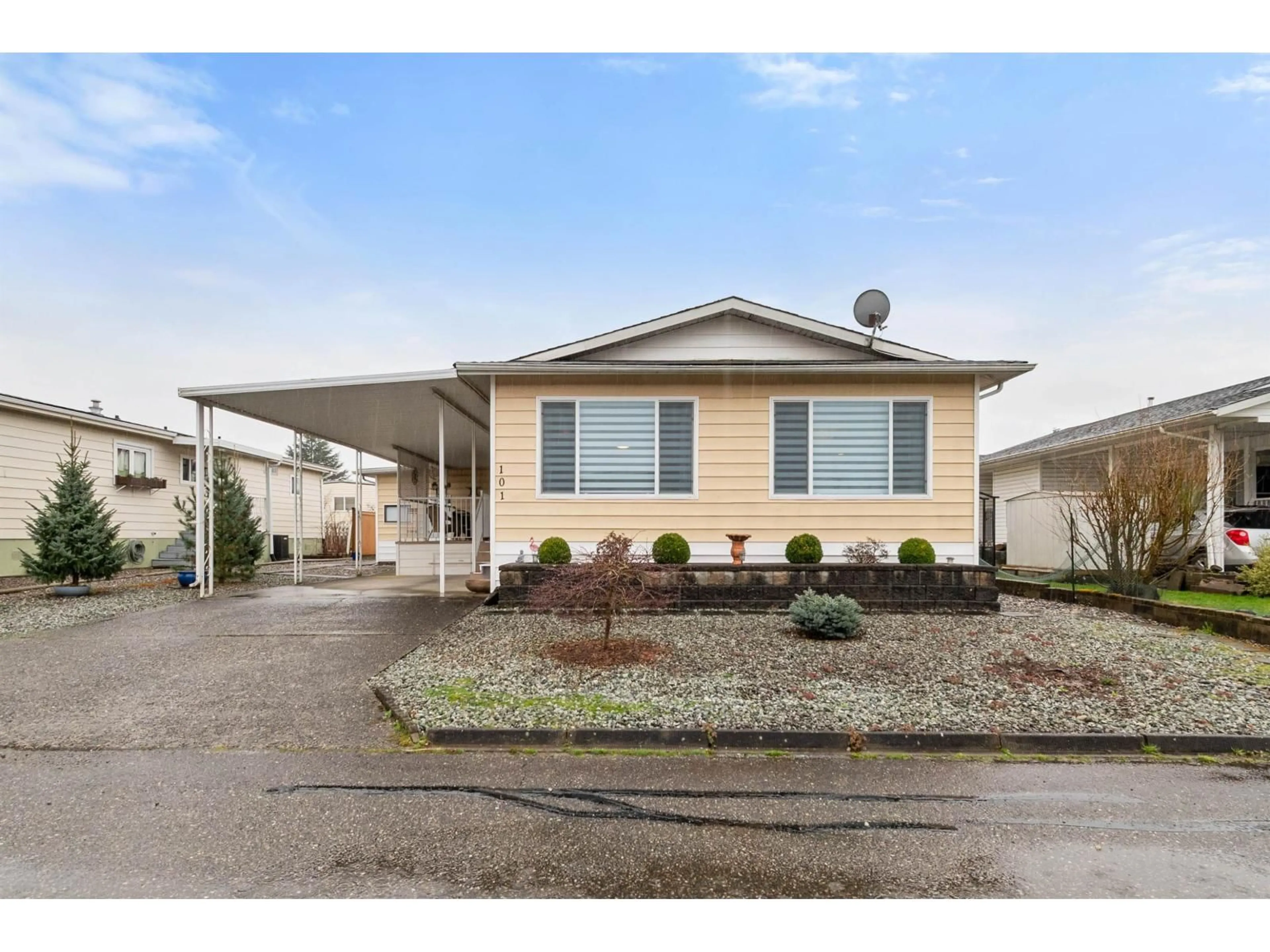 Home with vinyl exterior material, street for 101 - 9055 ASHWELL ROAD, Chilliwack British Columbia V2P7S6